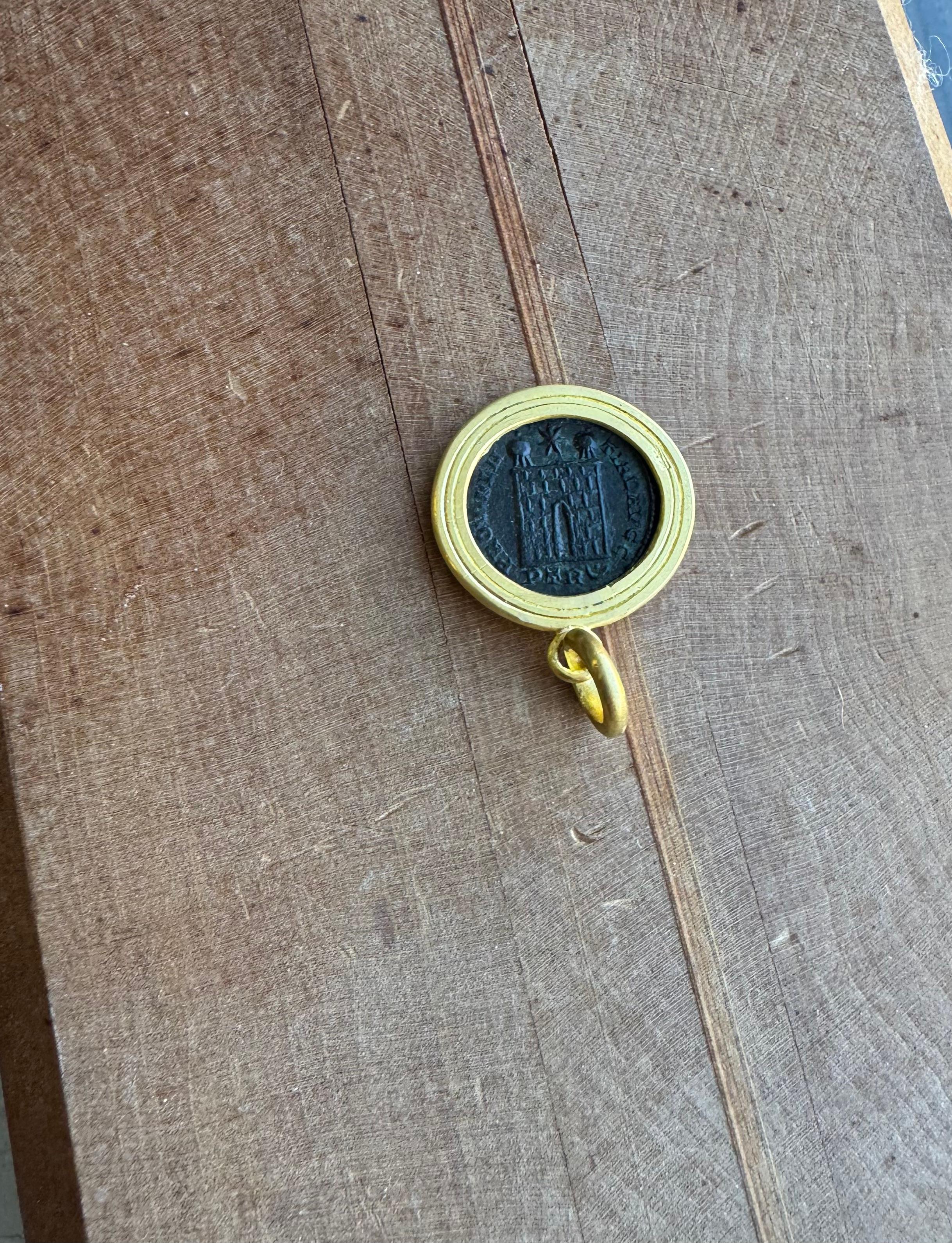 Romano classico Ciondolo con moneta romana in bronzo e oro 22 carati in vendita