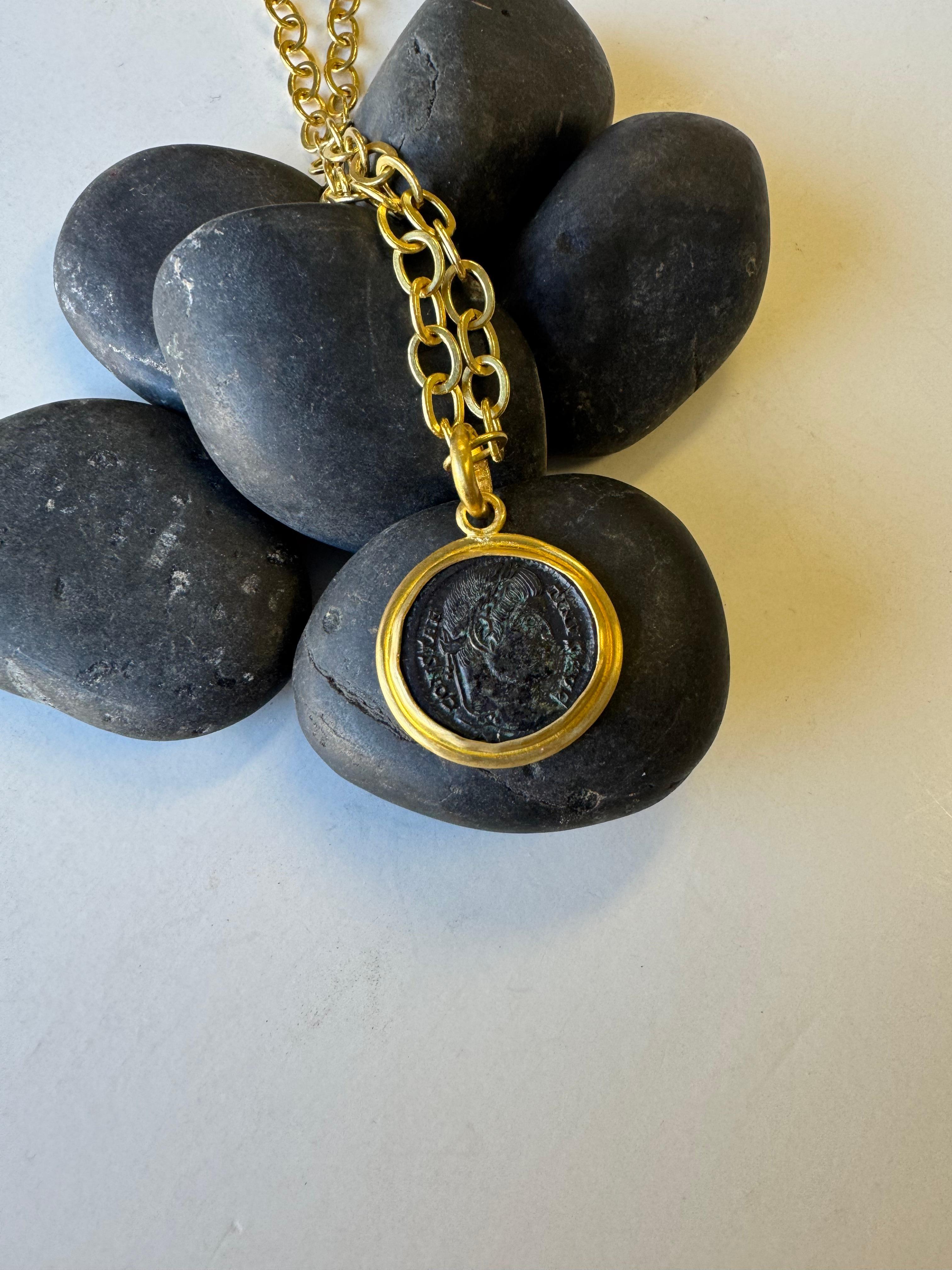 Ciondolo con moneta romana in bronzo e oro 22 carati In condizioni Nuovo in vendita a New York, NY