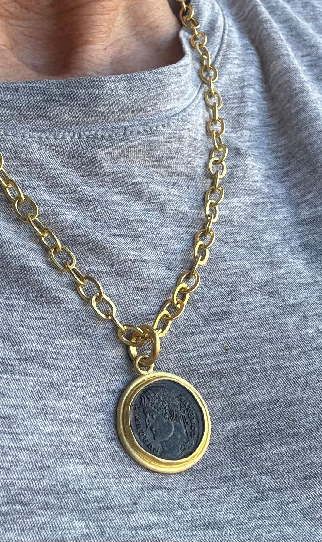 Ciondolo con moneta romana in bronzo e oro 22 carati in vendita 1