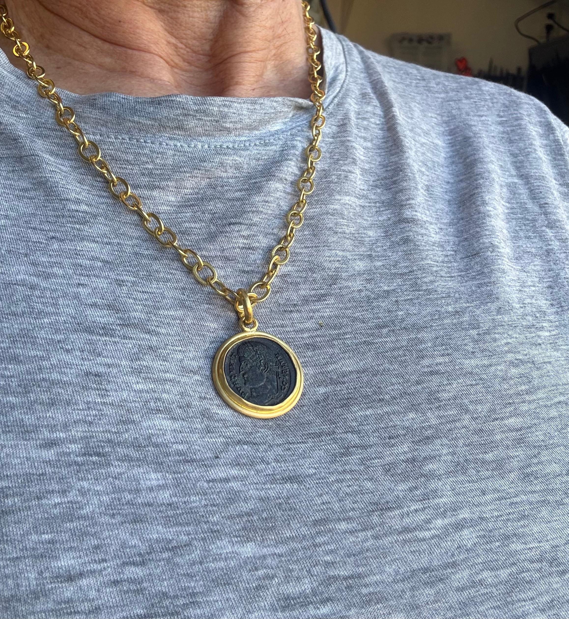 Ciondolo con moneta romana in bronzo e oro 22 carati in vendita 2