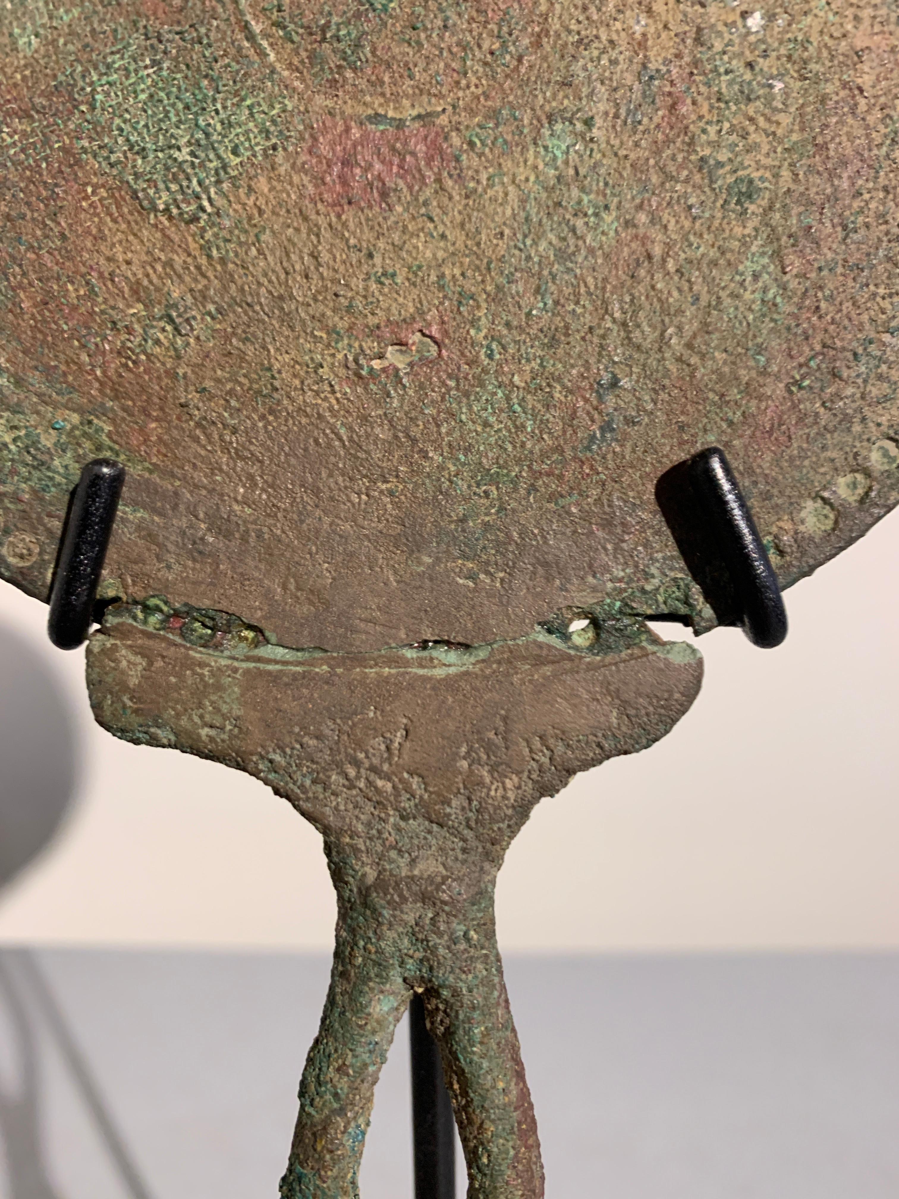 Roman Bronze Hand Mirror with Beautiful Patina, circa 1st Century For Sale 2