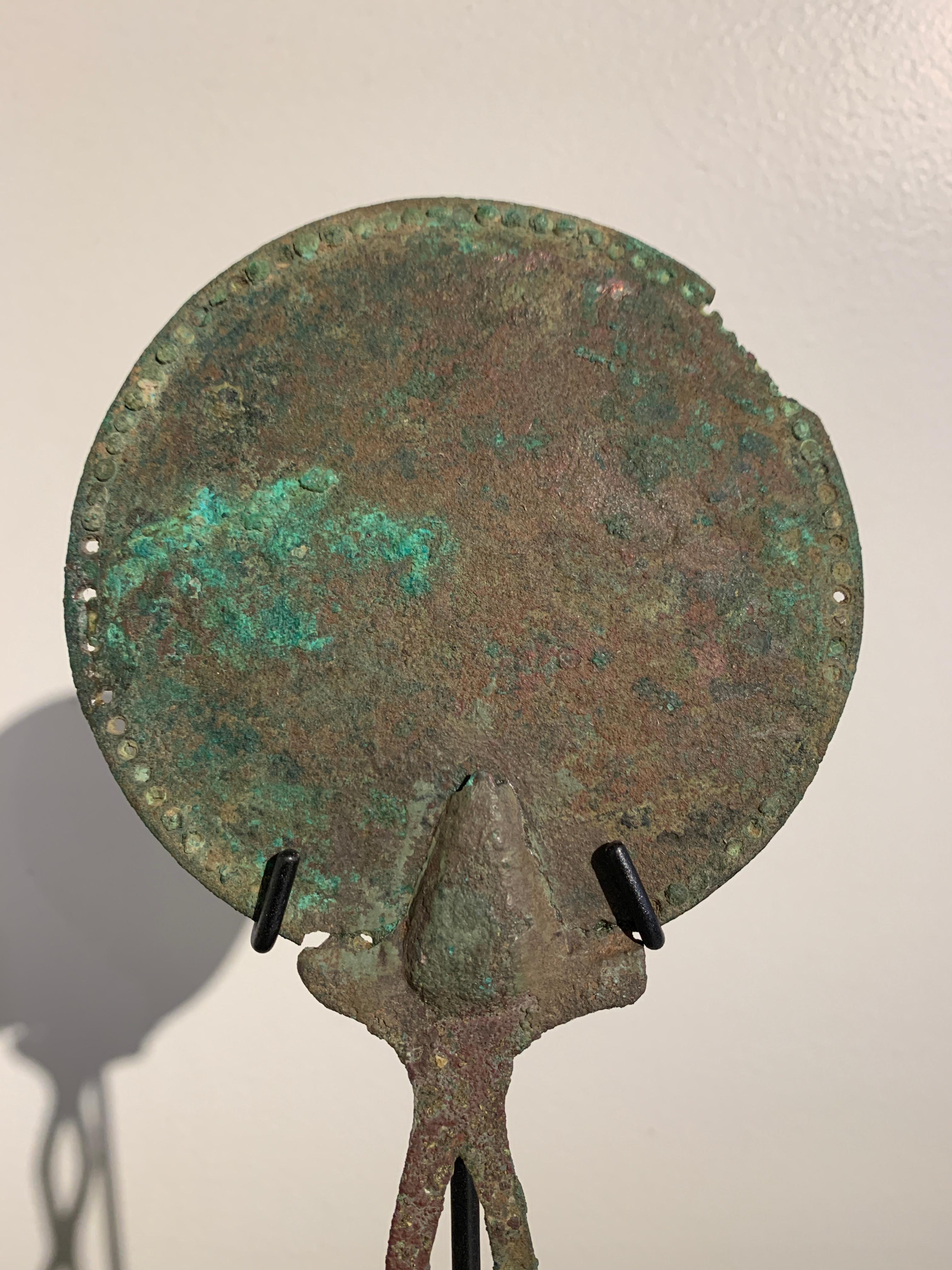 Romain classique Miroir à main romain en bronze avec belle patine:: vers le 1er siècle en vente