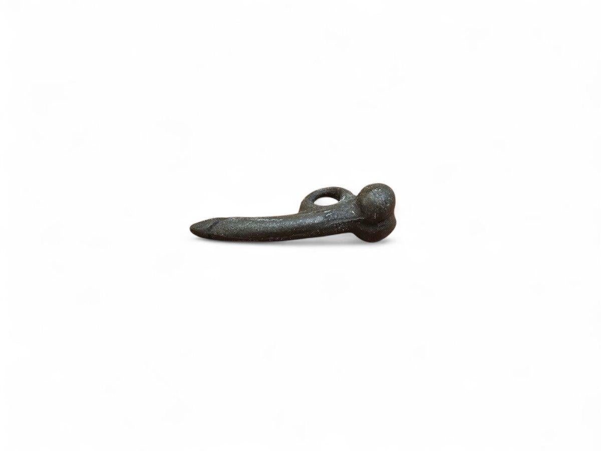 Amulette phallique romaine en bronze finement coulé datant du 1er ou du 2e siècle ADS, cet objet à la fois petit et puissant incarne la tradition romaine profondément enracinée du symbolisme apotropaïque. Connus sous le nom de fascinum, ces objets