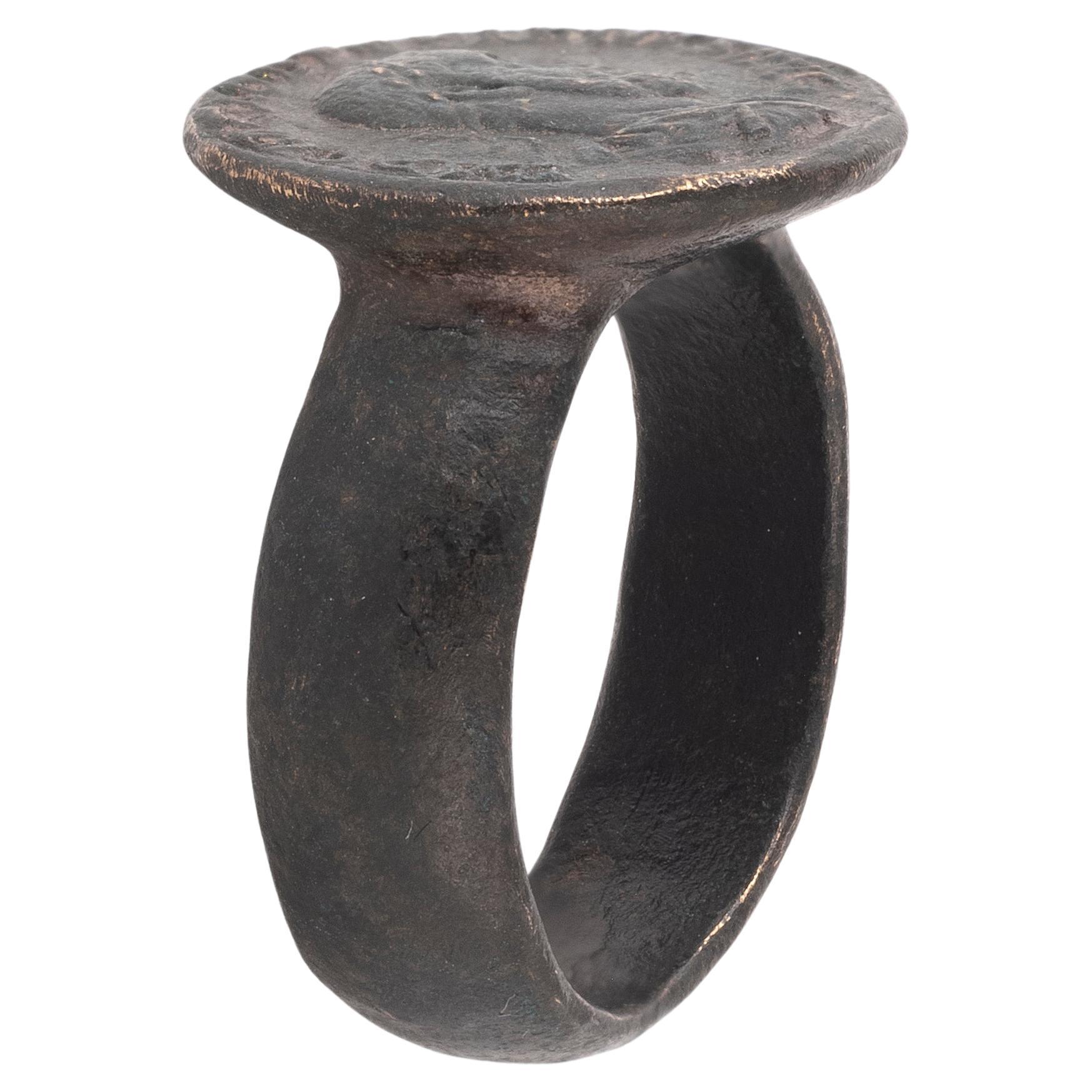 Anello in bronzo con ritratto in rilievo di Pupienus Maximus, IMP C.C. I.C. PVPIENVS AVG, basato sul suo sesterzio, circa 238 ADS.

La Historia Augusta, la cui testimonianza non è da ritenersi attendibile senza riserve, dipinge Pupienus come un