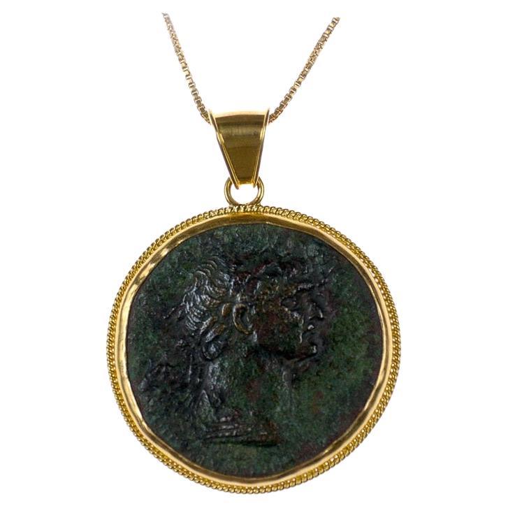 Authentique pendentif en bronze romain représentant Marcus Ulpius Trajanus, l'empereur romain de 98 à 117 après J.-C., serti dans un cadre en or 22 carats. Le pendentif mesure environ 1,75