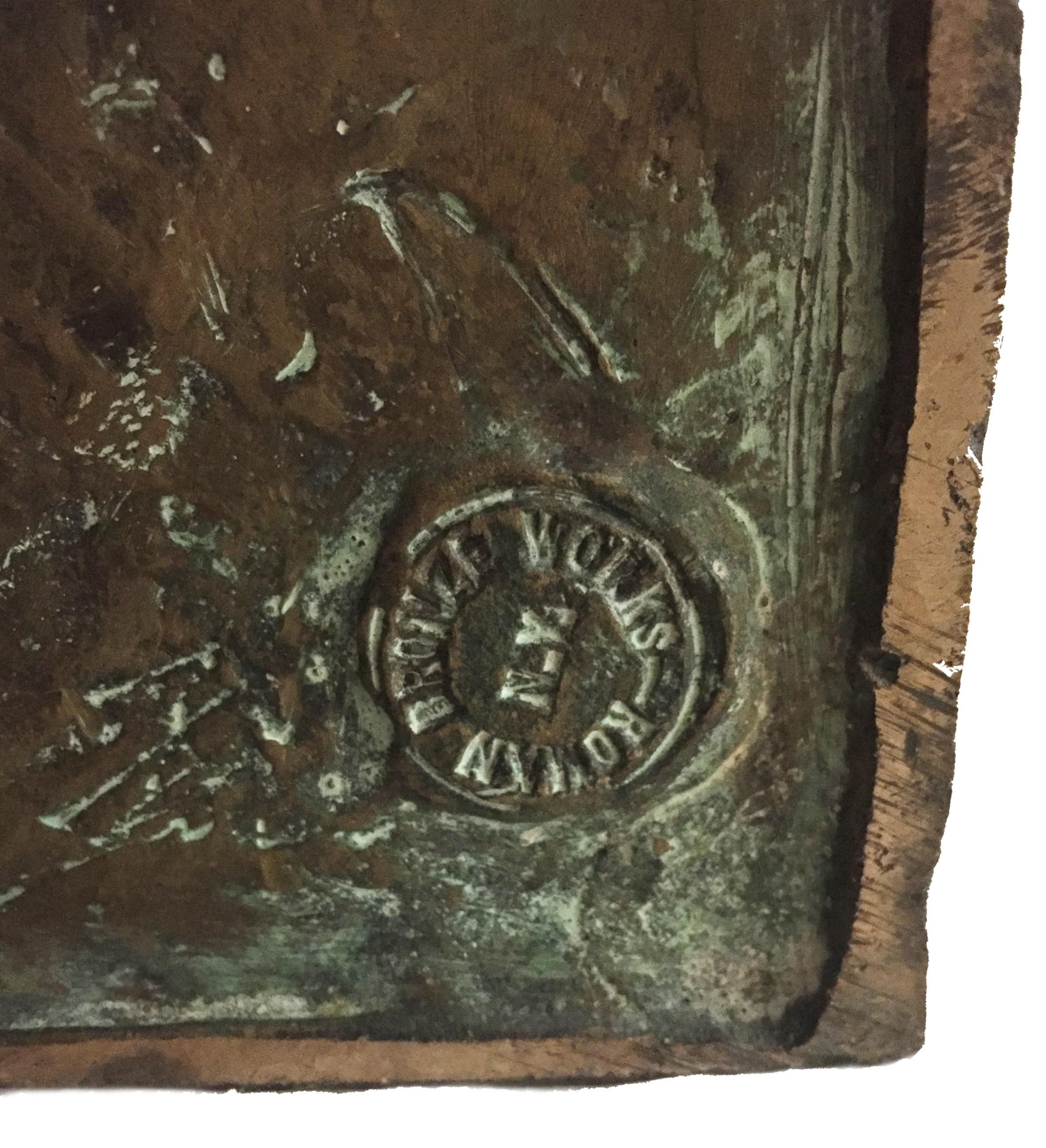Römische Bronzearbeiten, ein Paar Bronzevasen mit Nymphe und Satyrrelief, 1900er Jahre im Zustand „Gut“ im Angebot in New York, NY