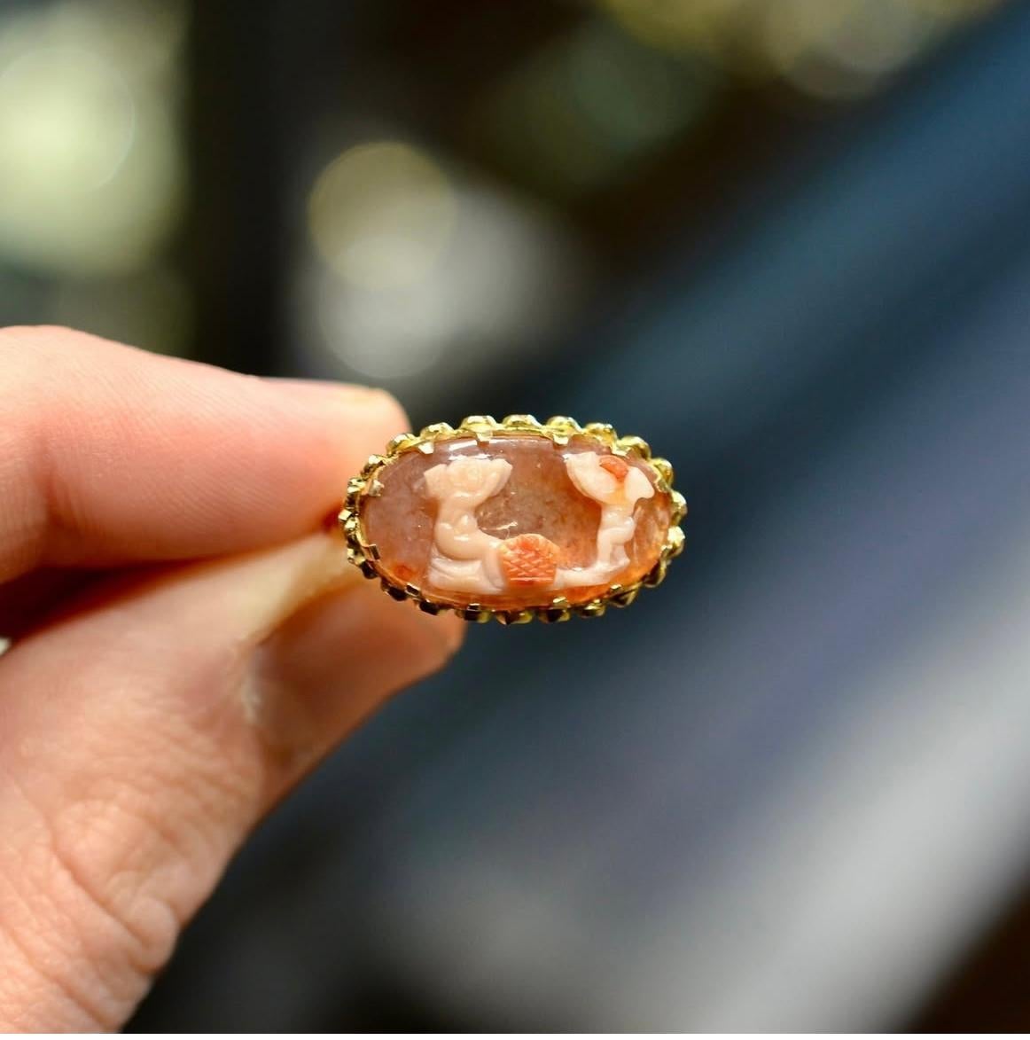 Bague camée romaine représentant deux putti en agate rose 3e/4e siècle Excellent état - En vente à Firenze, IT