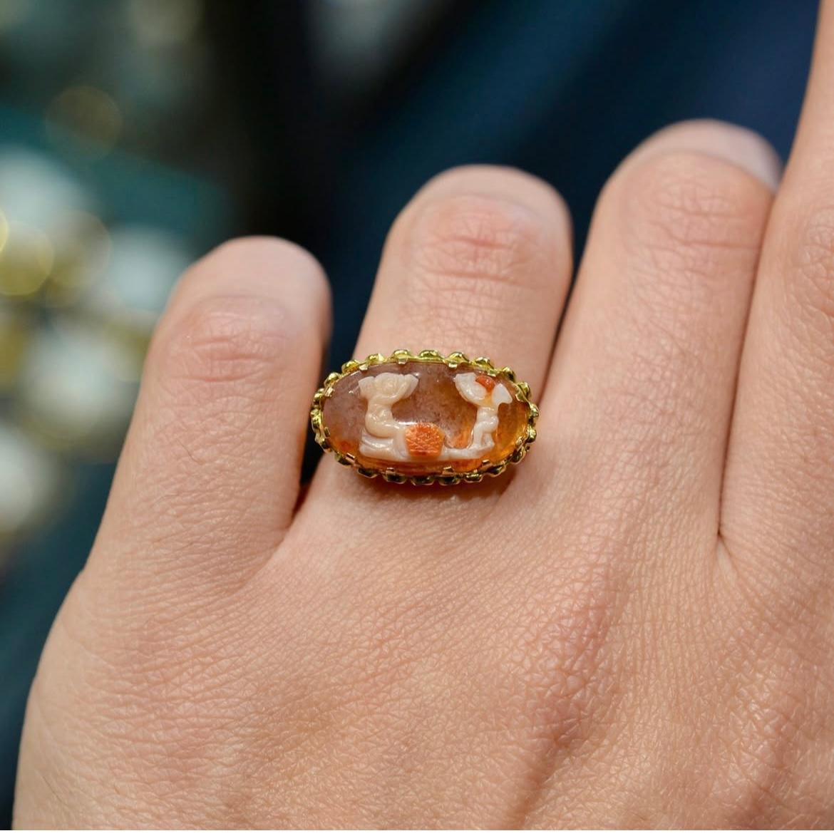 Bague camée romaine représentant deux putti en agate rose 3e/4e siècle Unisexe en vente