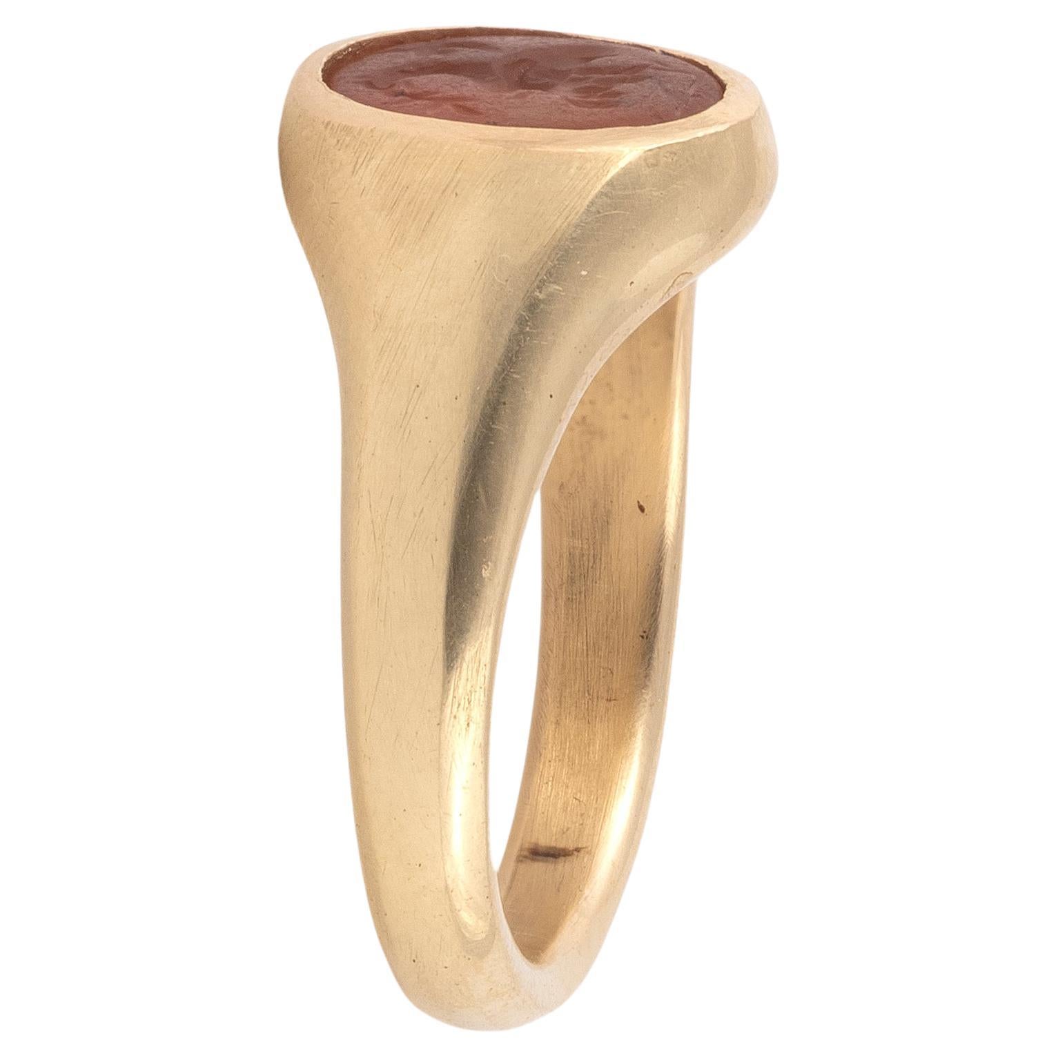 Intaglio ovale in corniola raffigurante un grylle (uomo barbuto, testa di cavallo e ariete).
Dimensione superiore 12 mm
Anello in oro giallo 18kt
Peso: 7,83gr.
Dimensione: 7 

