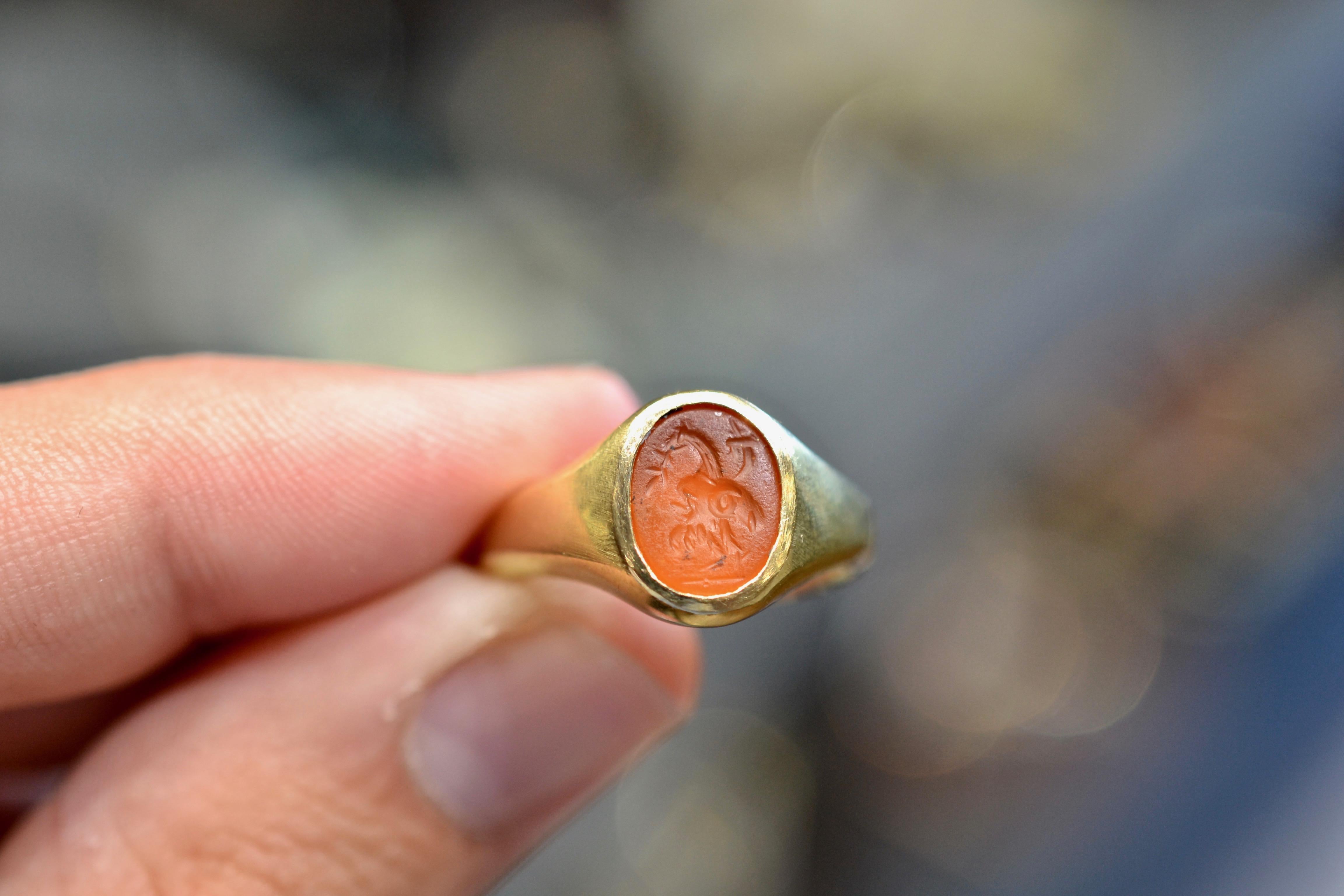 Grezzo Anello romano in corniola gryllus con incisione in oro del II secolo d.C. circa in vendita