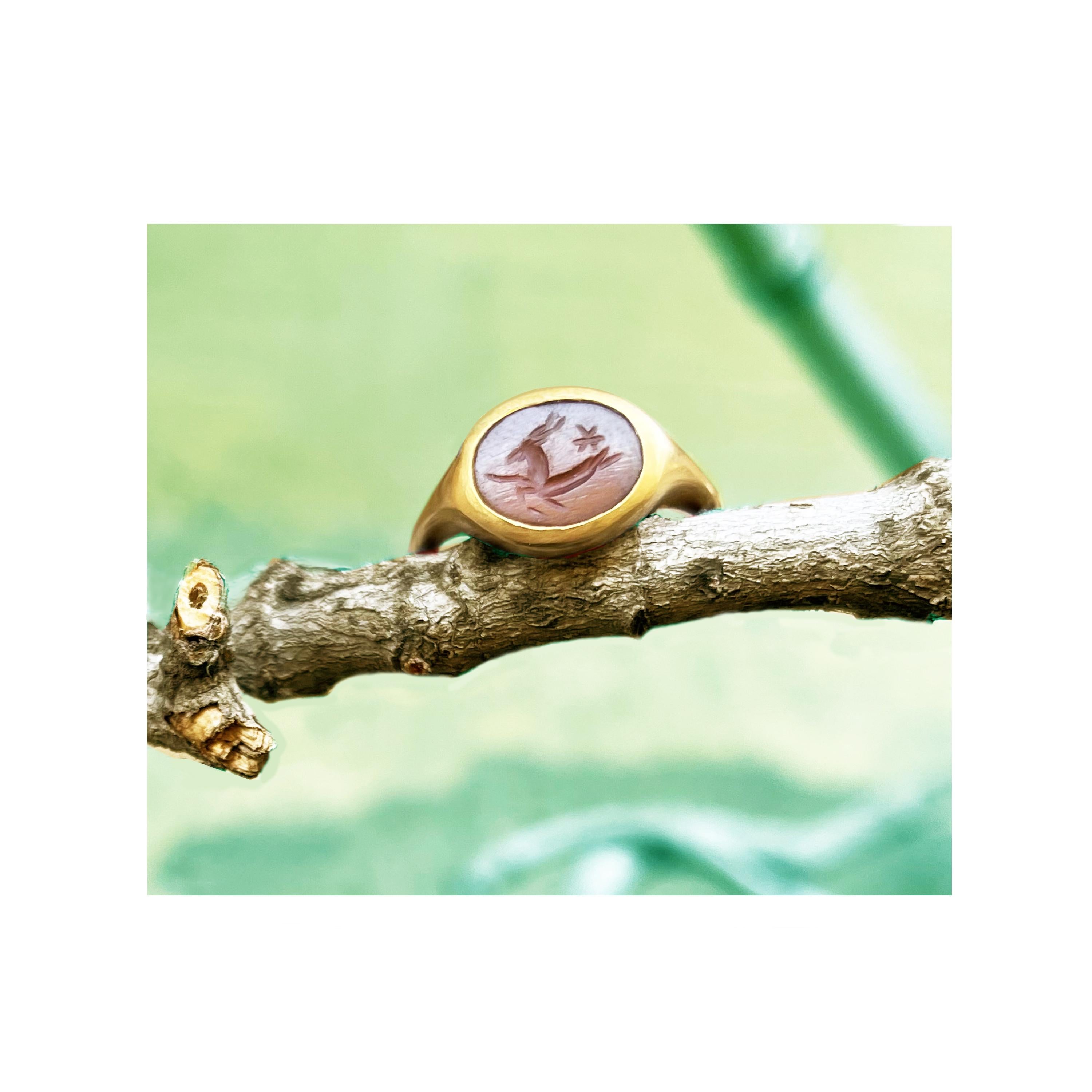 Römischer Karneol-Intaglio-Ring aus 18 Kt. Gold mit Darstellung eines Steinbocks und eines Sterns (Klassisch-römisch)