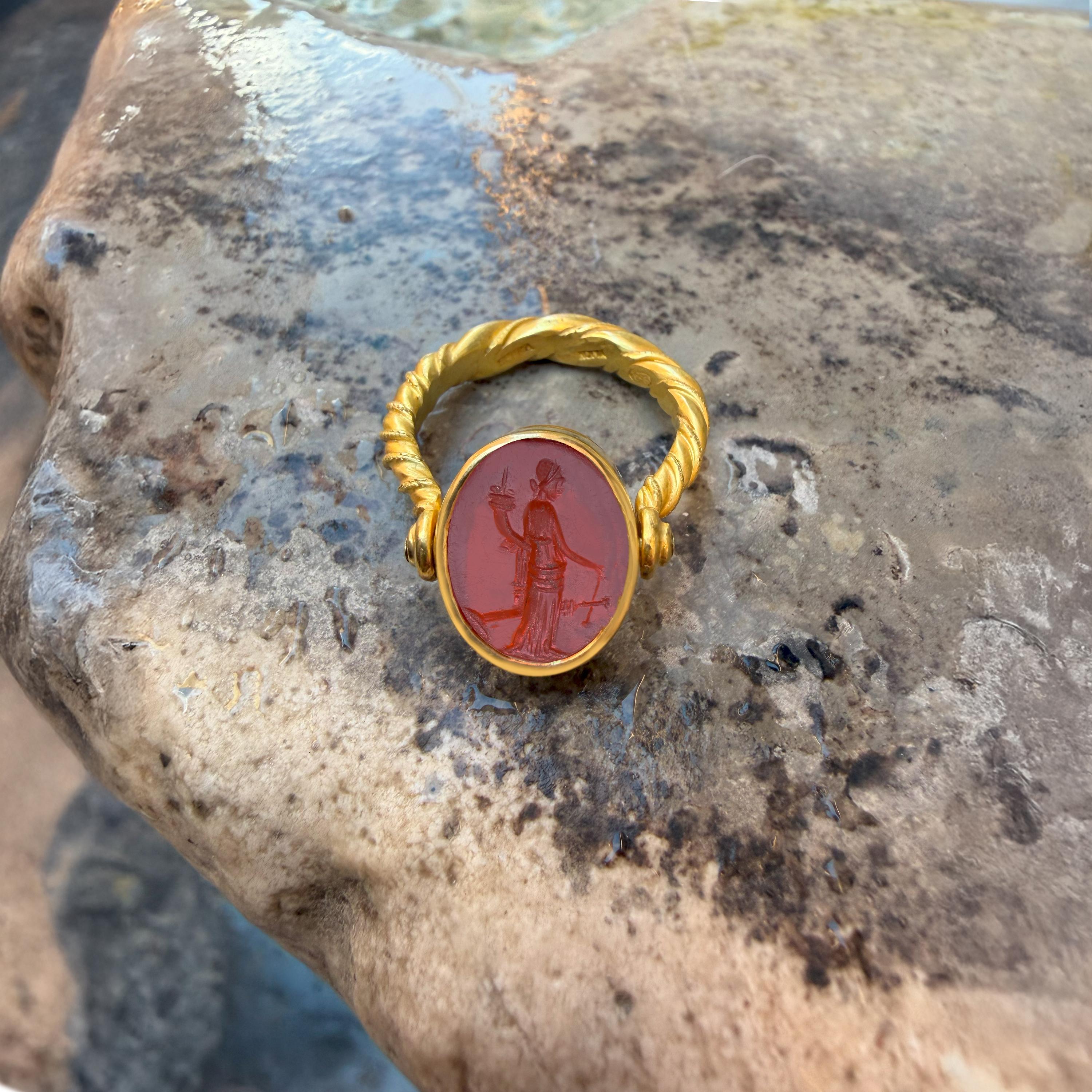 Römischer Karneol-Intaglio-Ring '2. Jh. n. Chr.' aus 22-karätigem Gold mit Darstellung der Glücksgöttin (Klassisch-römisch)