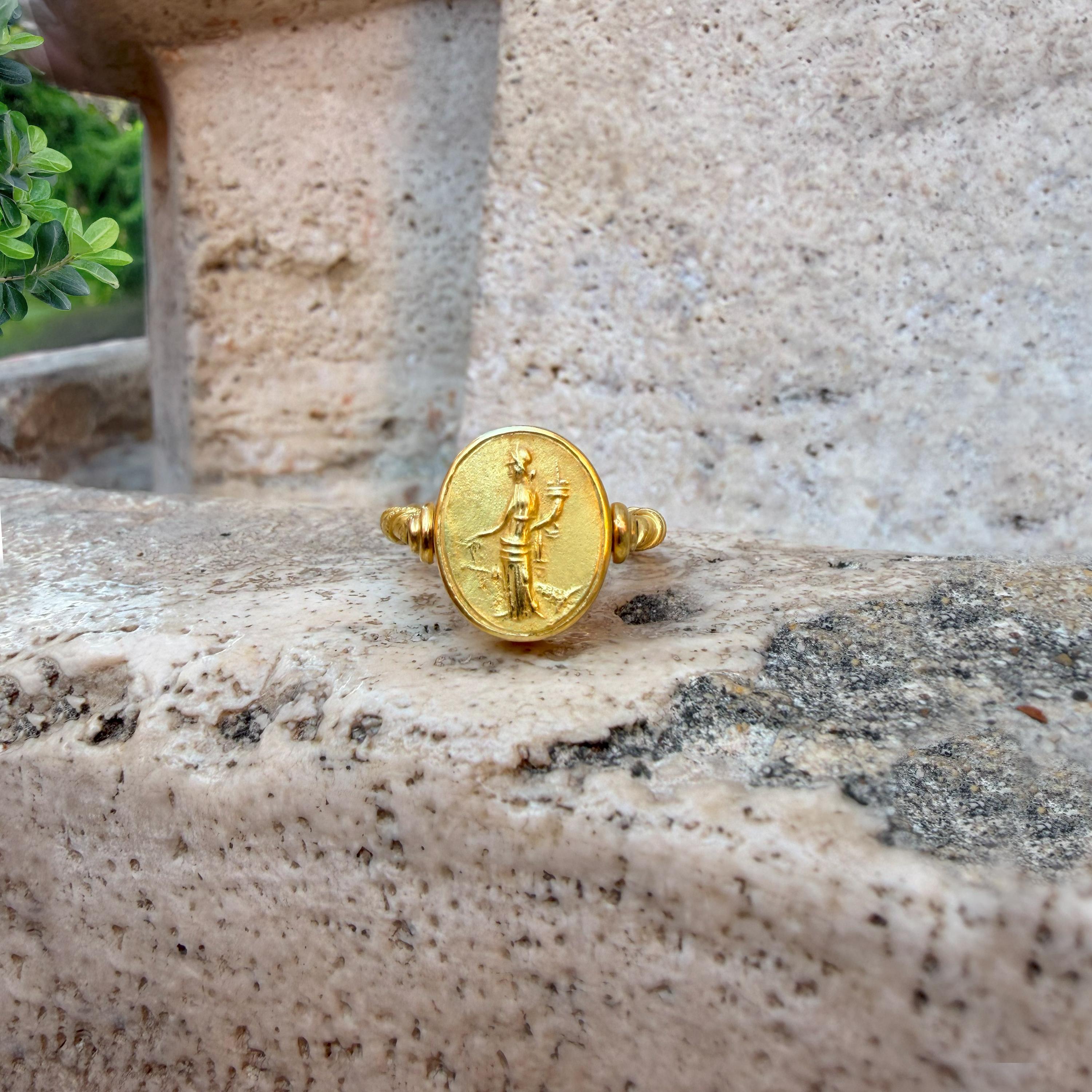 Römischer Karneol-Intaglio-Ring '2. Jh. n. Chr.' aus 22-karätigem Gold mit Darstellung der Glücksgöttin (Ovalschliff)