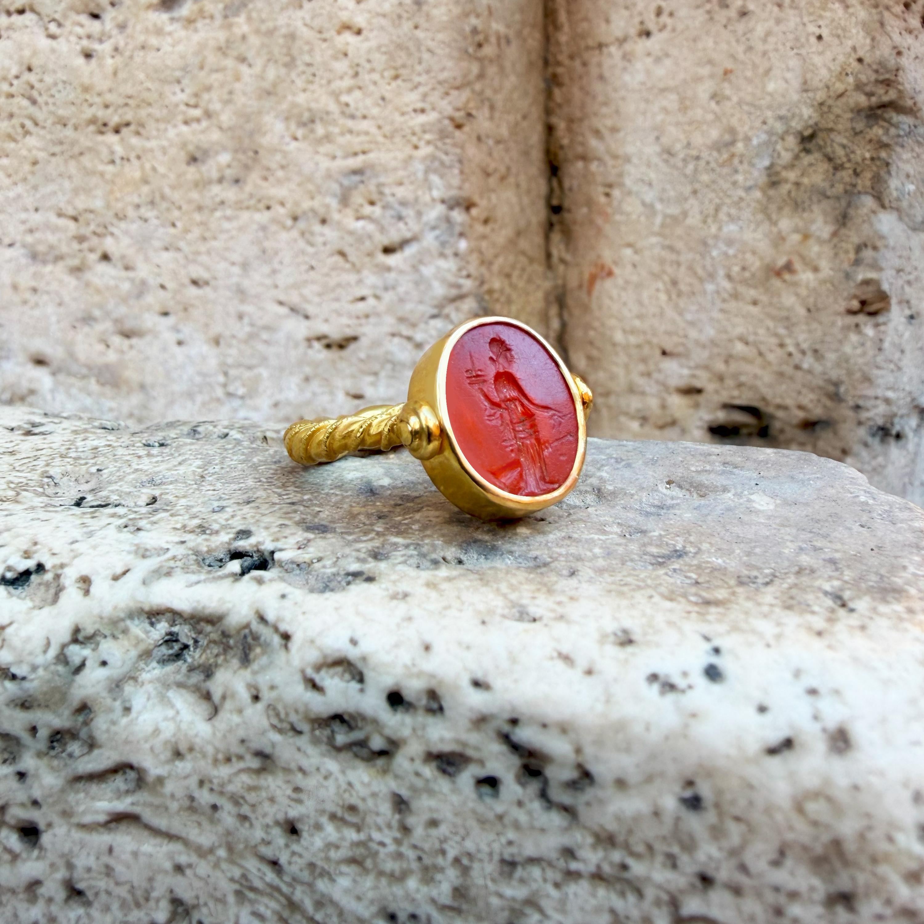 Römischer Karneol-Intaglio-Ring '2. Jh. n. Chr.' aus 22-karätigem Gold mit Darstellung der Glücksgöttin für Damen oder Herren