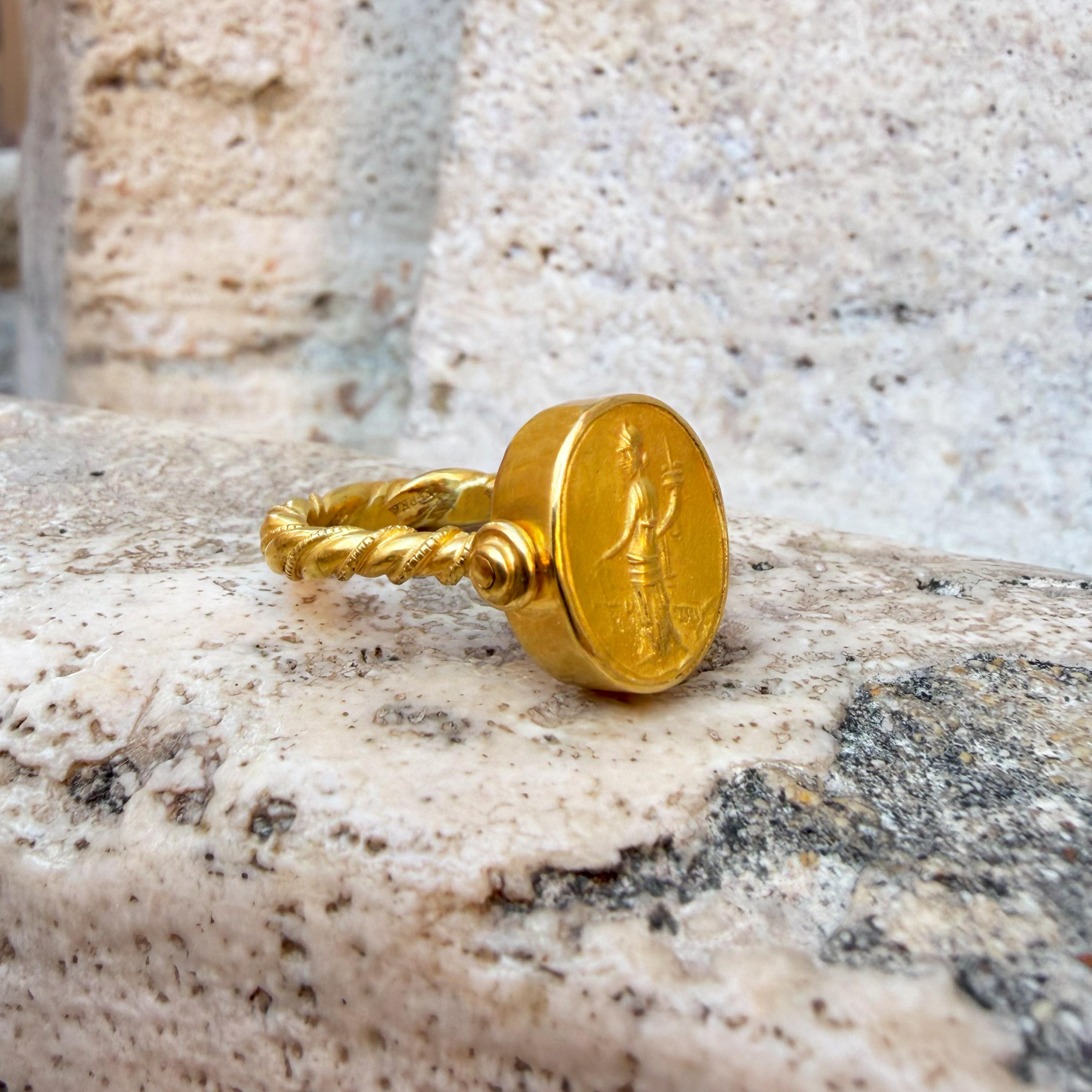 Römischer Karneol-Intaglio-Ring '2. Jh. n. Chr.' aus 22-karätigem Gold mit Darstellung der Glücksgöttin 1