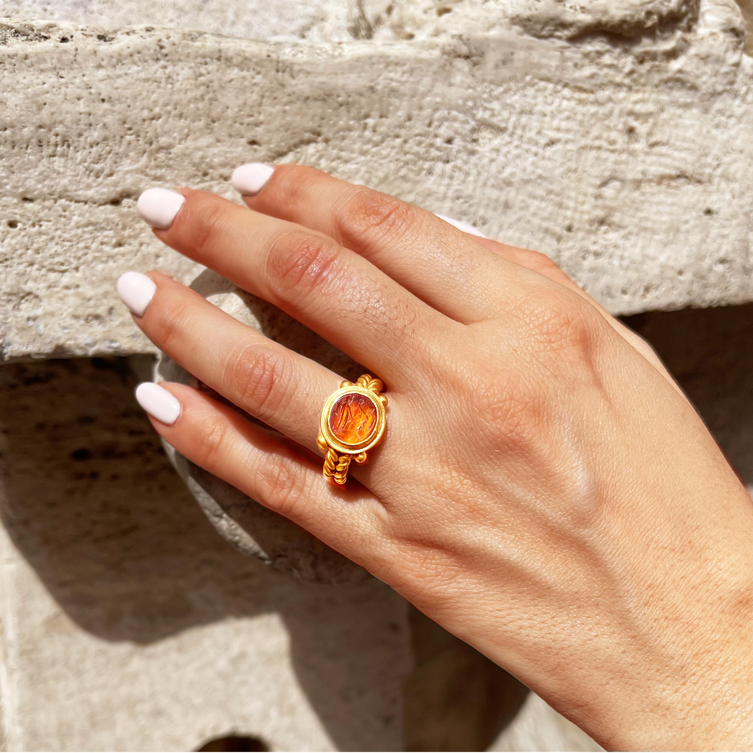 This splendid 18 Kt Gold ring ( finger size : 6 US ) was handcrafted by our goldsmiths, setting an authentic Roman carnelian from the 2nd century AD. The carnelian depicts a Nike (Victory) crowning a Tyche (Fortuna), with her classic attributes: the