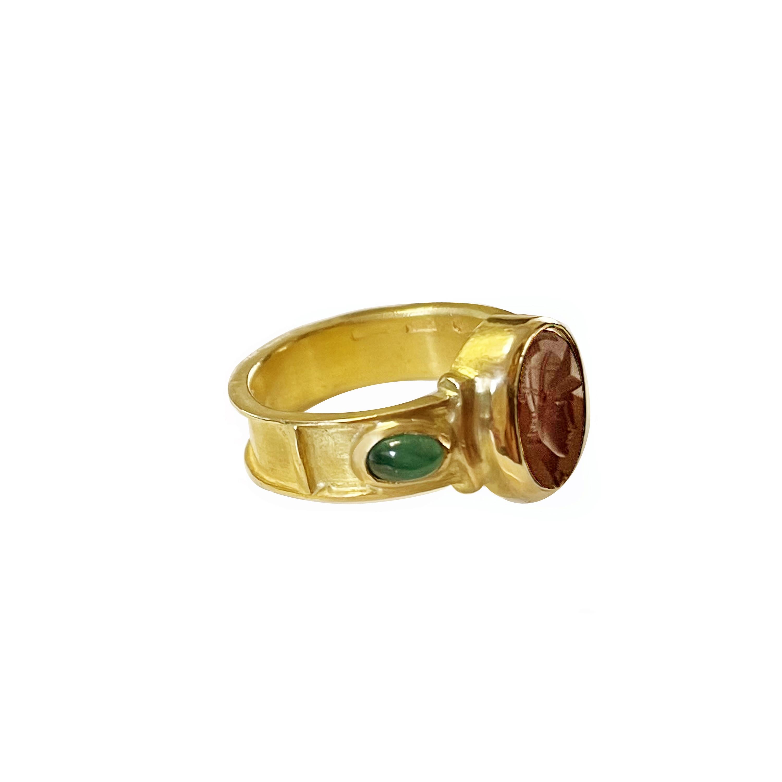 In this 18 Kt gold ring is set a Roman intaglio on carnelian (2nd century AD) depicting the head of Athena (Minerva) with her classic attributes: helmet and spear.
Athena is the Olympian goddess of wisdom and war and the adored patroness of the city