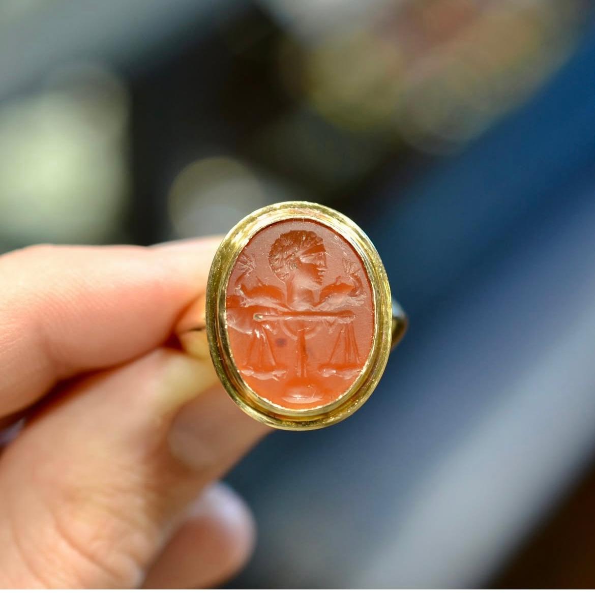 Roman Carnelian Intaglio Depicting Arione Gold Ring circa 2nd Century A.D In Excellent Condition For Sale In Firenze, IT
