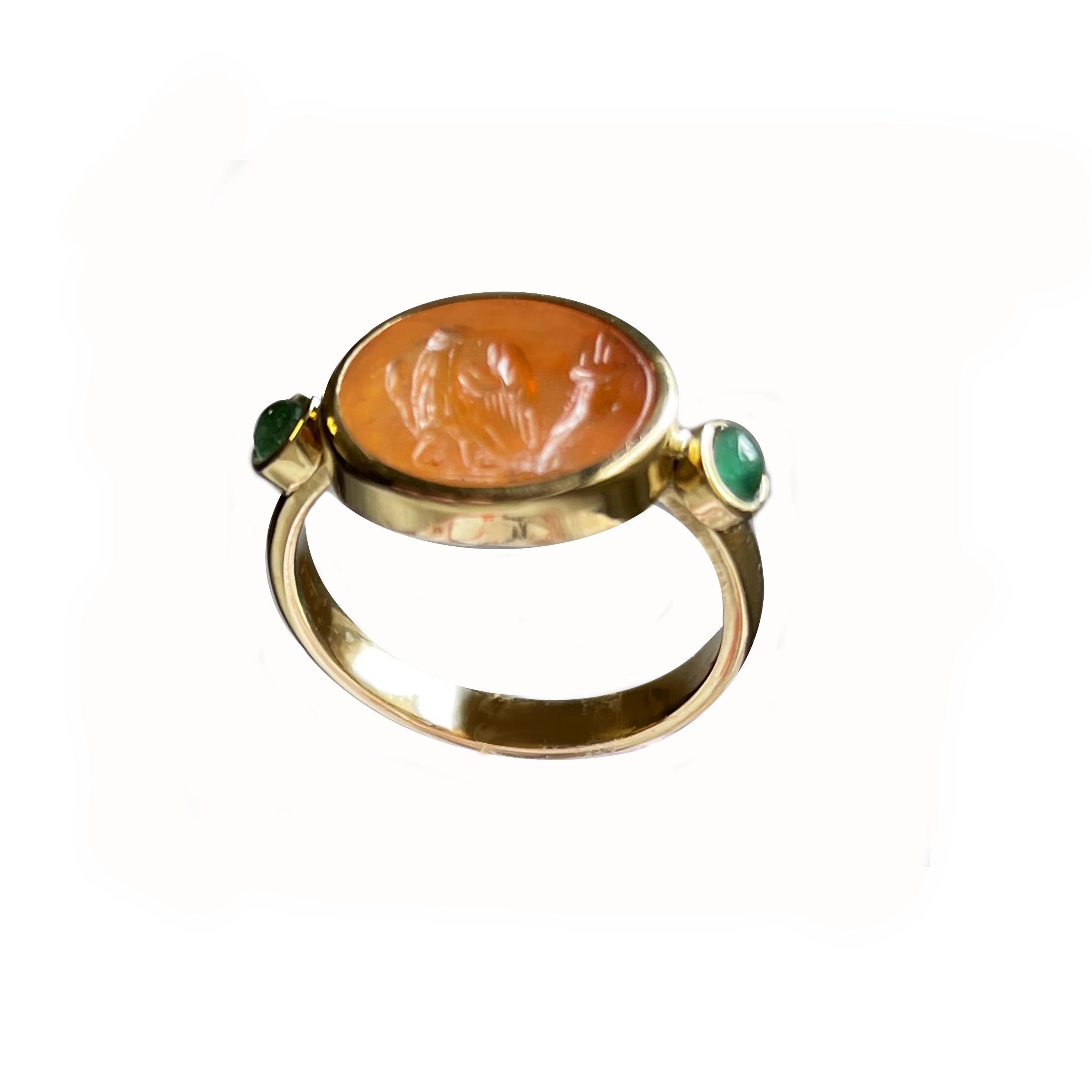 Dieser Ring aus 18-karätigem Gold und Smaragd zeigt ein authentisches römisches Intaglio (2. Jh. n. Chr.) auf Karneol, das einen Adler und ein Füllhorn darstellt, eine allegorische und votive Darstellung. ( Fingergröße 7,5 )
Der Adler war für die