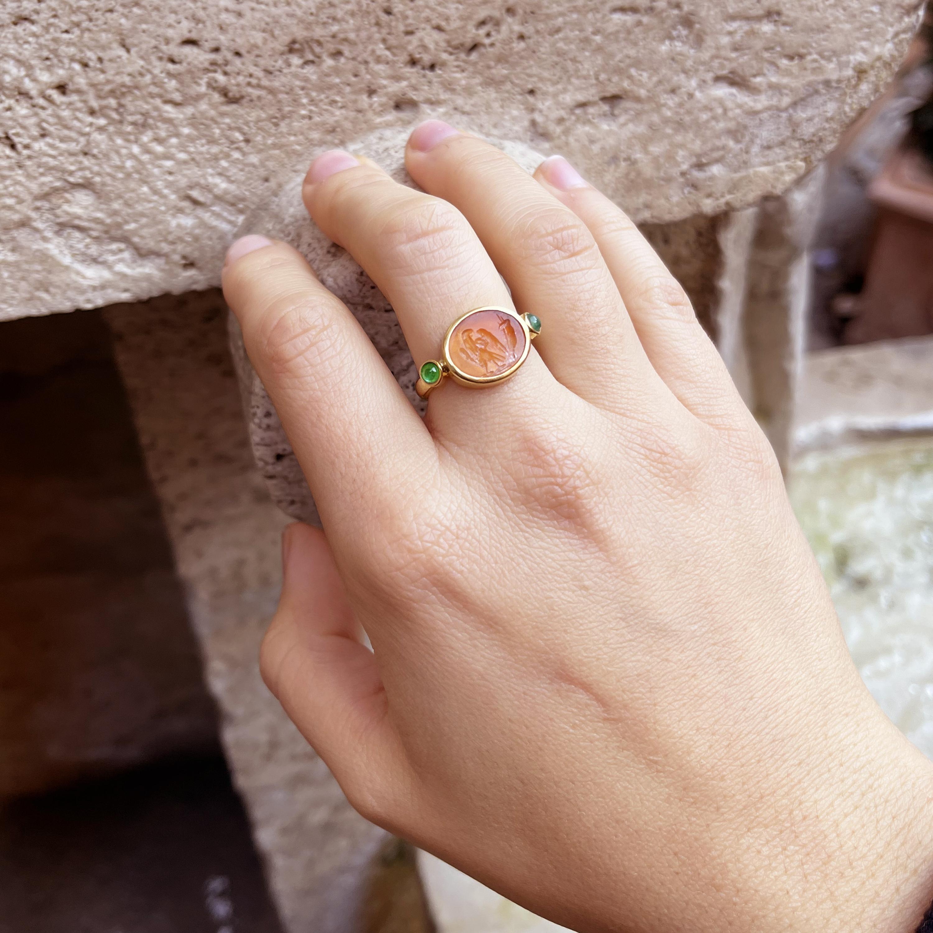 Romanischer Ring aus Gold und Smaragden mit Karneol-Intaglio mit Darstellung eines Adlers und eines Füllhorns (Klassisch-römisch)