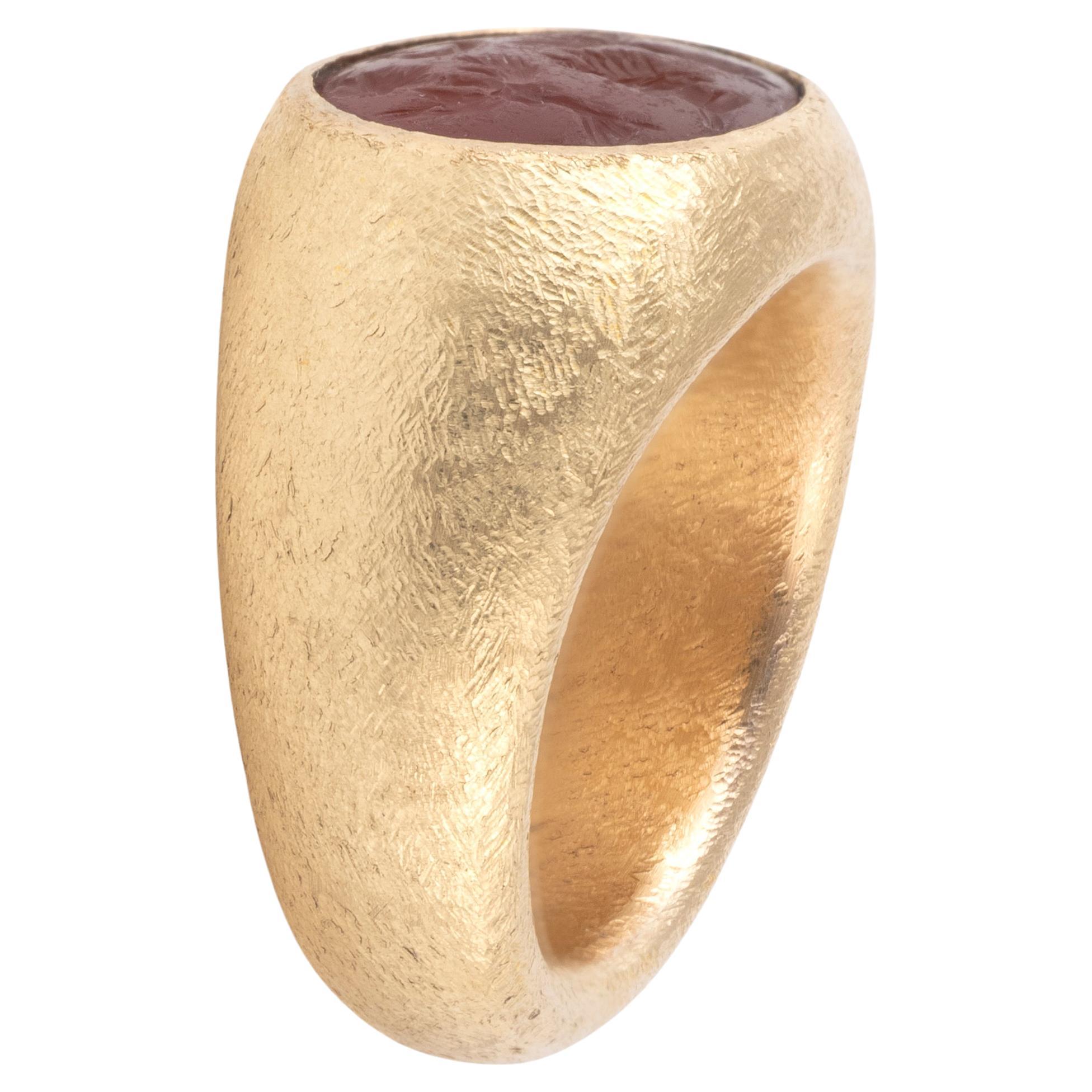 Römischer Karneol-Goldring mit magischer Intaglio-Technik um das 2. Jahrhundert n. Chr. (Ungeschliffen) im Angebot