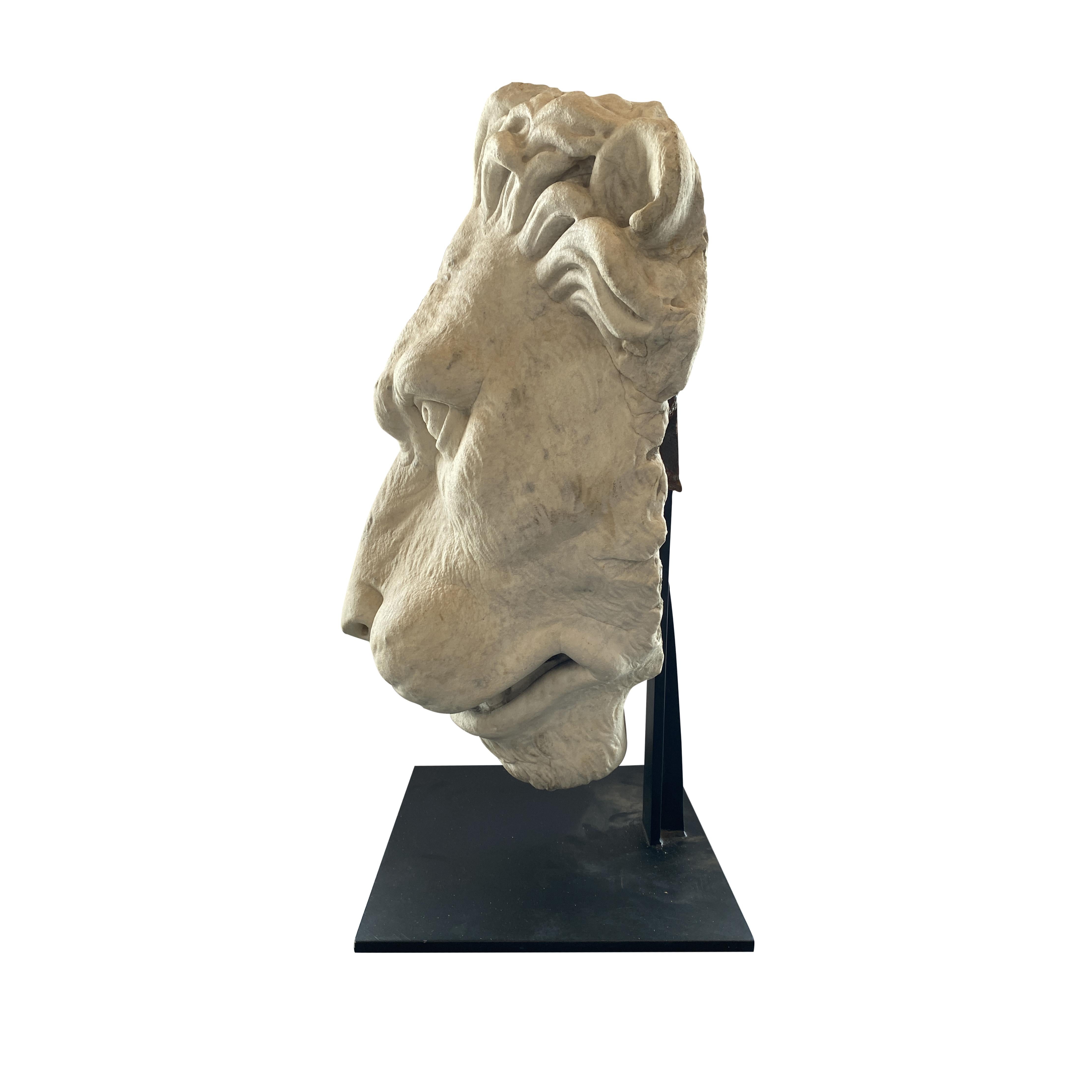 Prächtige handgeschnitzte Carrara-Marmorskulptur eines Löwenkopfes aus Rom. Montiert auf einem Metallsockel. Sockel 13,75