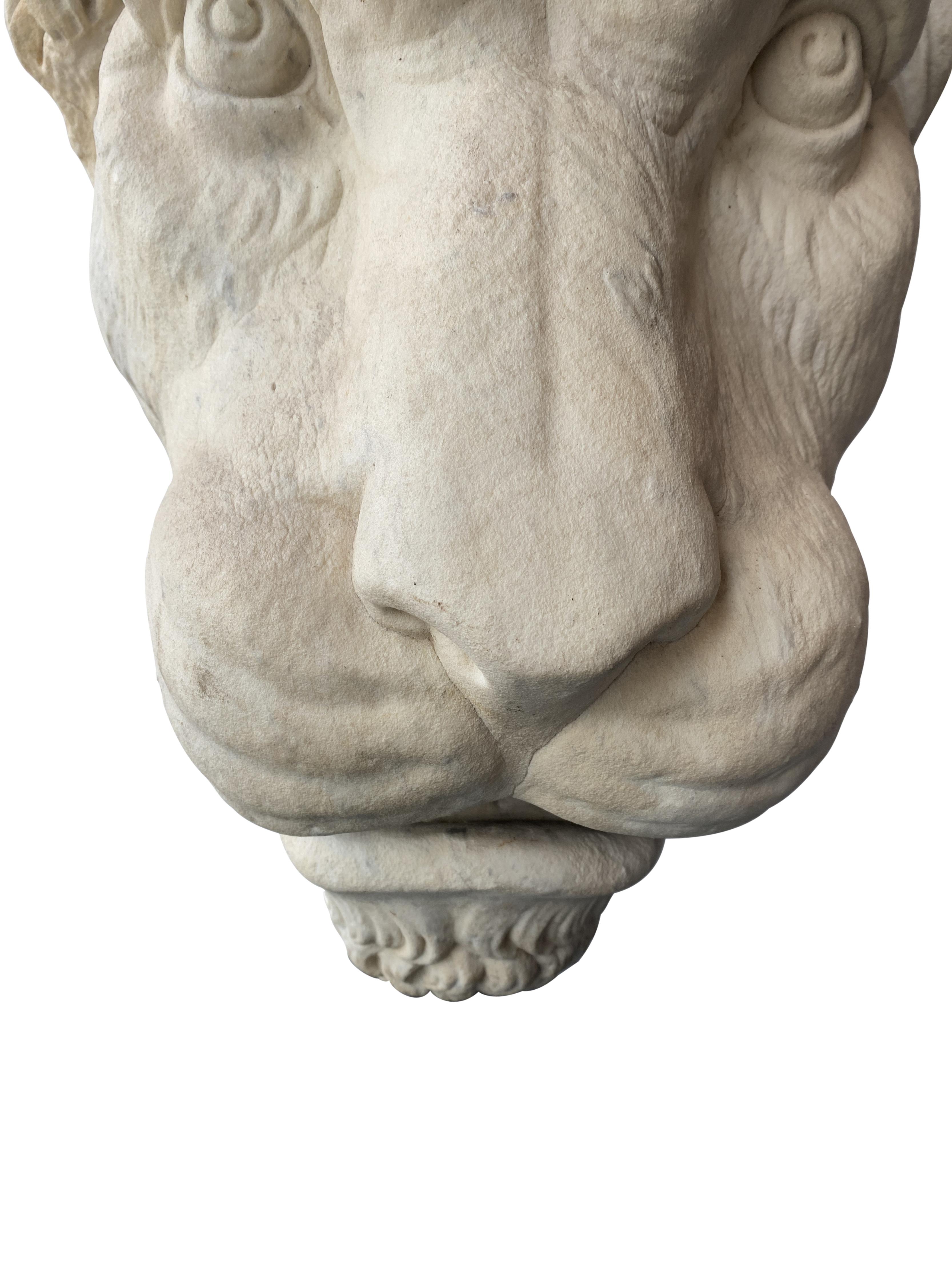 Löwe aus römischem Carrara-Marmor (Handgeschnitzt) im Angebot