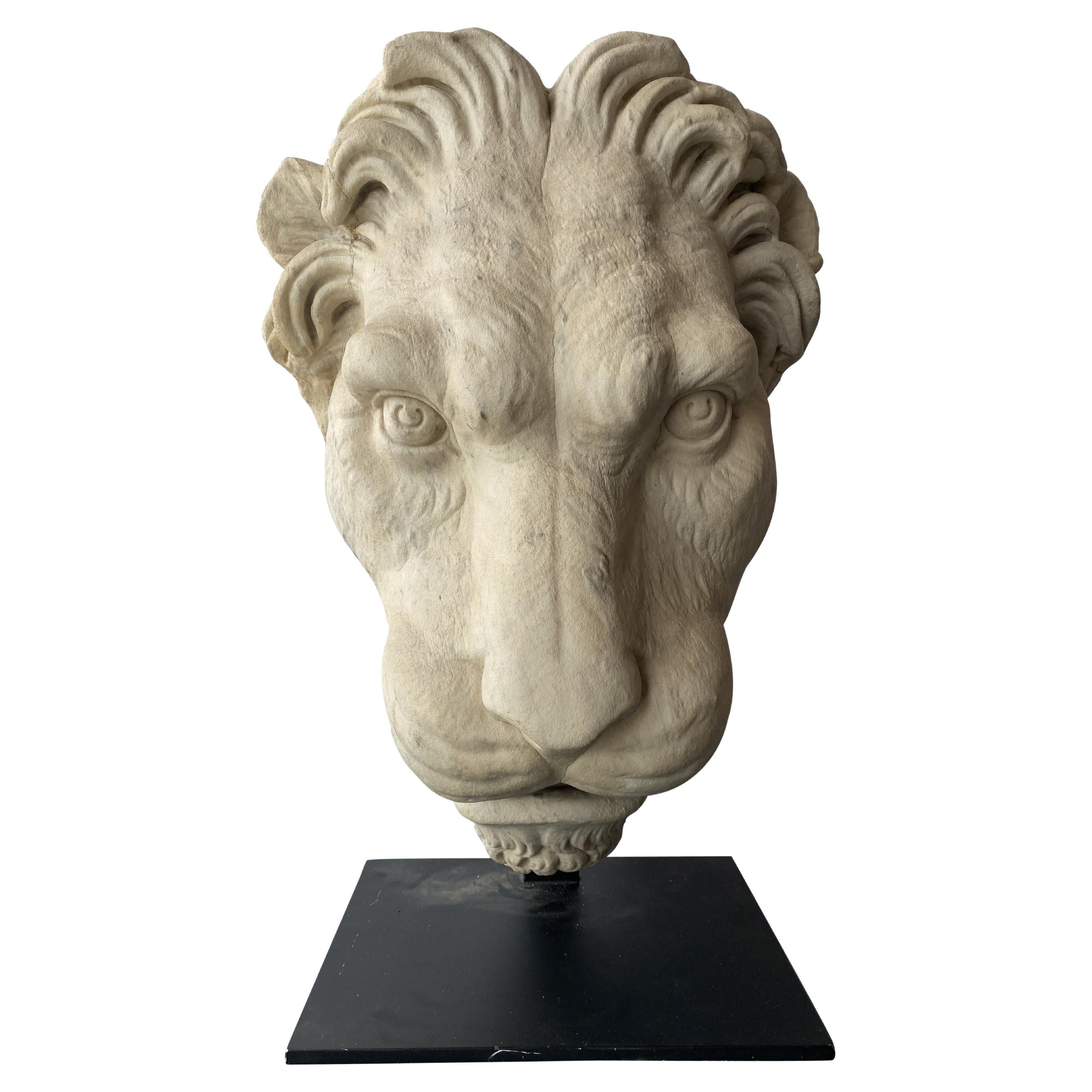 Löwe aus römischem Carrara-Marmor im Angebot