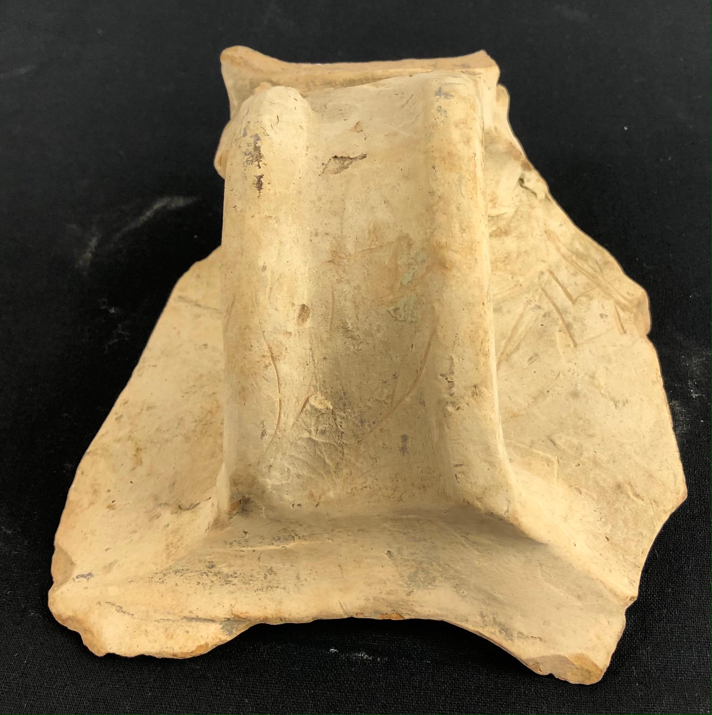 Fragment d'argile romaine, il s'agit des restes de l'anse de la jarre. 

Ce fragment a été trouvé dans l'un des plus anciens ports de France, FOS, non loin d'Arles où il existe des vestiges historiques très importants de l'Empire romain.