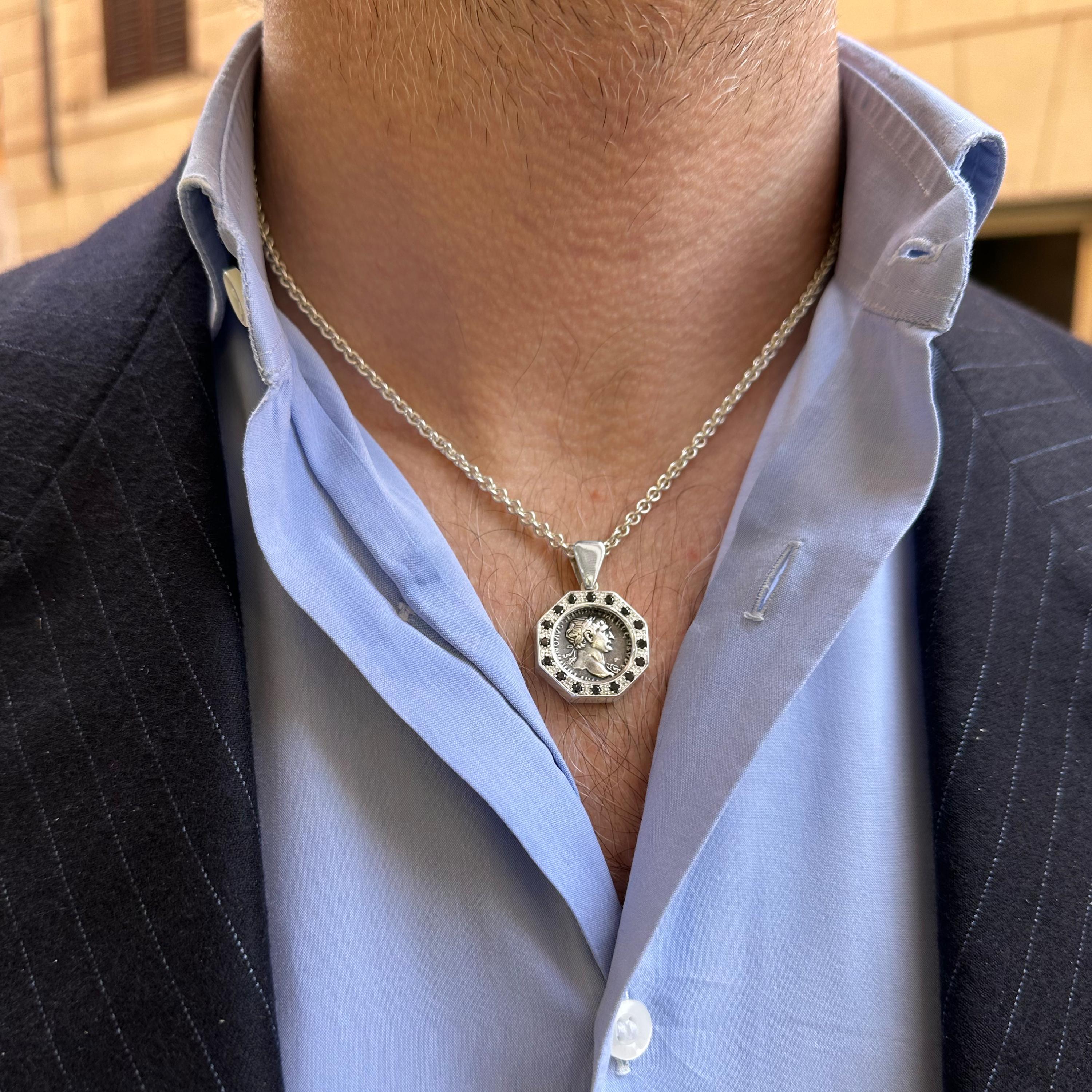 Romain classique Pièce de monnaie romaine du 2e siècle Pendentif AD avec diamants noirs représentant l'empereur Trajan en vente