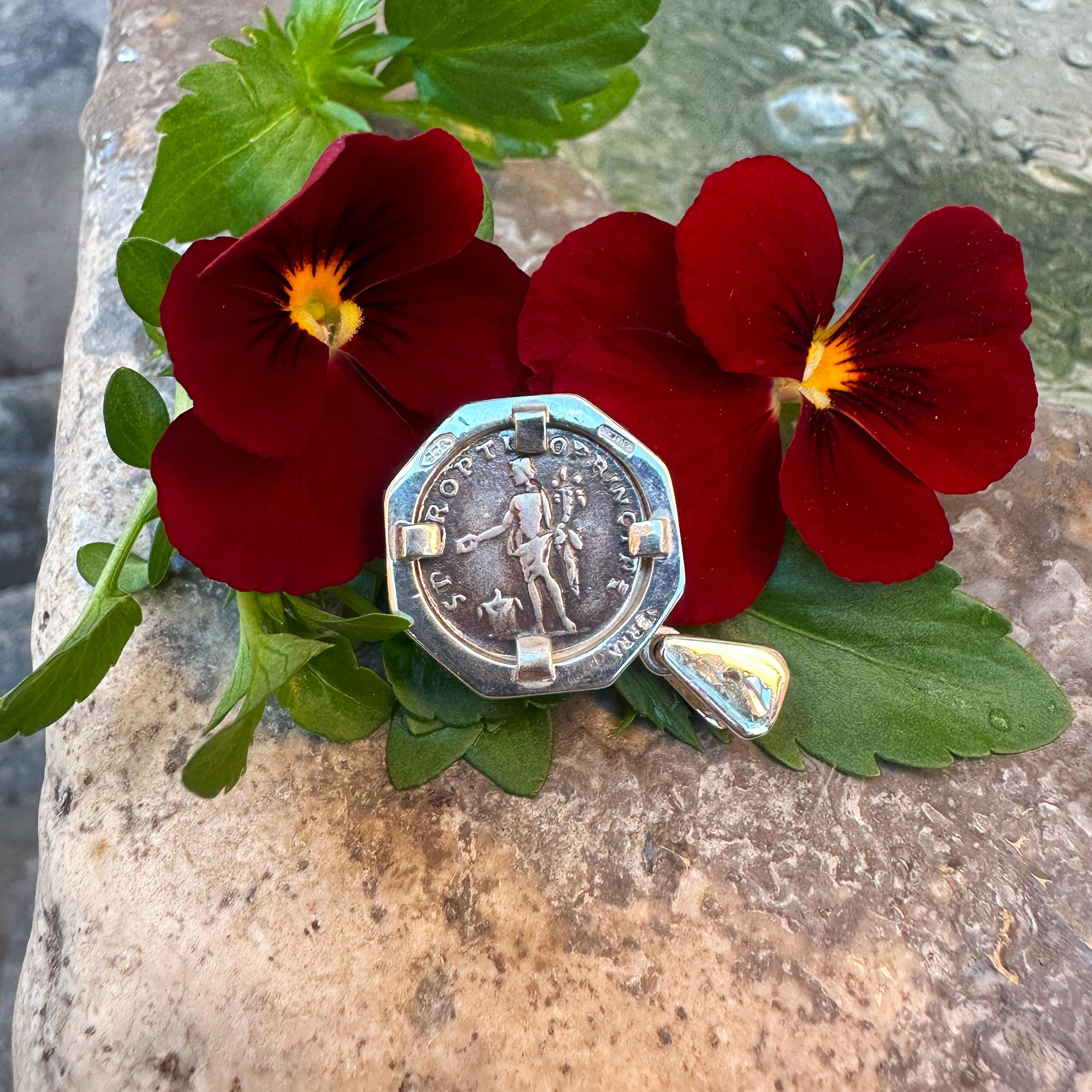 Taille ronde Pièce de monnaie romaine du 2e siècle Pendentif AD avec diamants noirs représentant l'empereur Trajan en vente