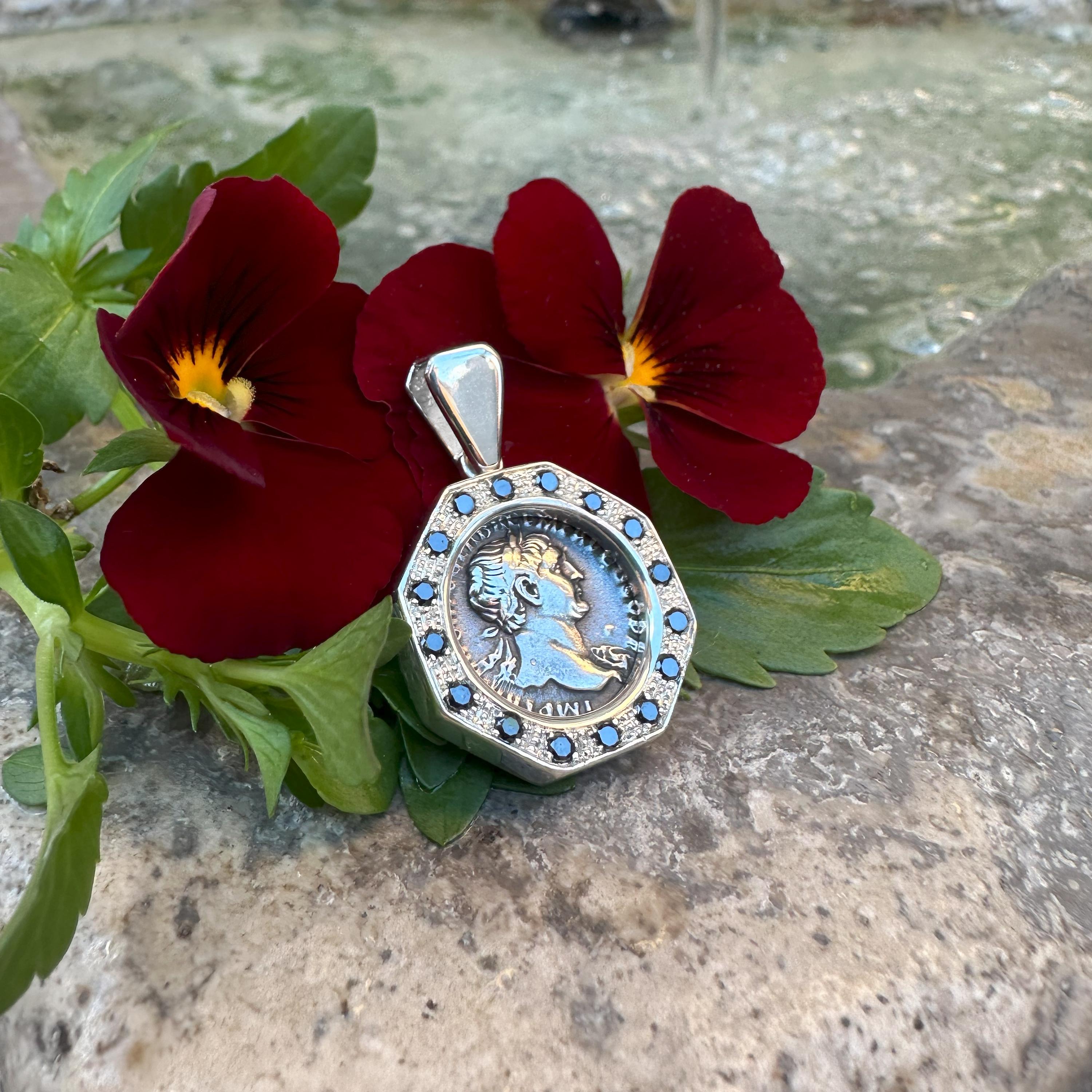 Pièce de monnaie romaine du 2e siècle Pendentif AD avec diamants noirs représentant l'empereur Trajan Neuf - En vente à Roma, IT