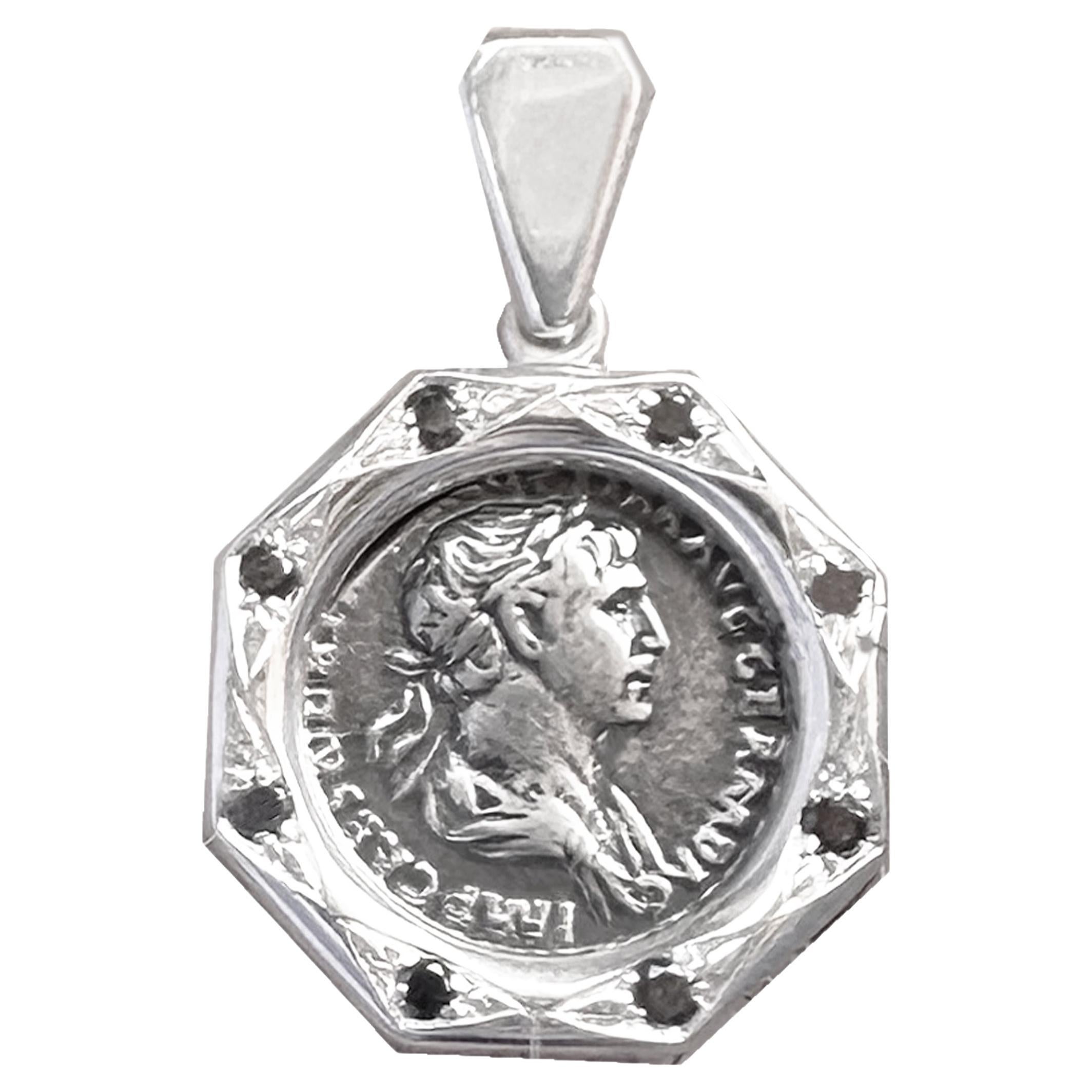 Pièce de monnaie romaine du 2e siècle Pendentif AD avec diamants noirs représentant l'empereur Trajan en vente