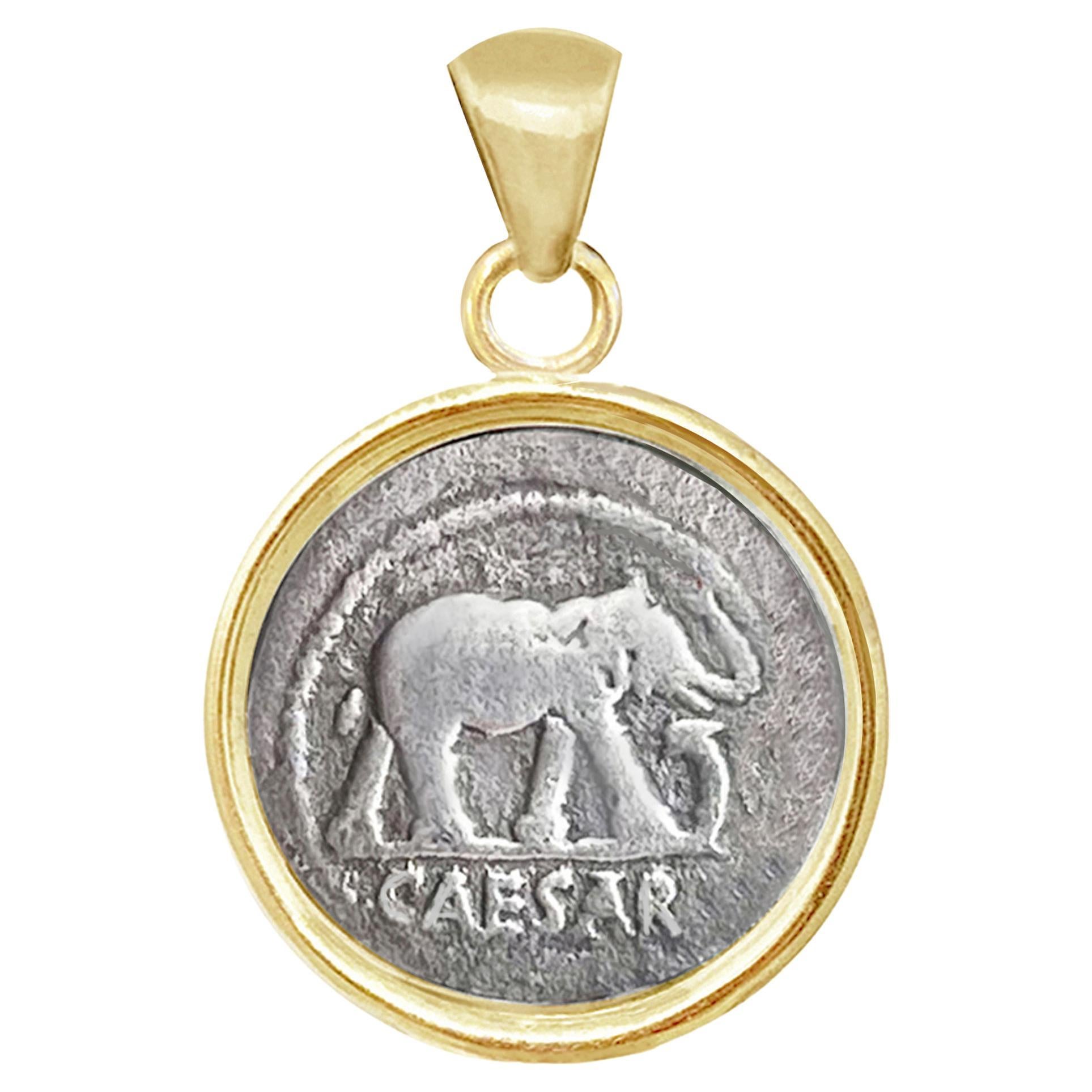 Ce pendentif en or 18 carats est serti d'une authentique pièce de monnaie romaine datant de 49 av. C. qui représente un éléphant piétinant un serpent (symbole de la victoire sur le mal). La pièce a été frappée par l'atelier de frappe militaire qui