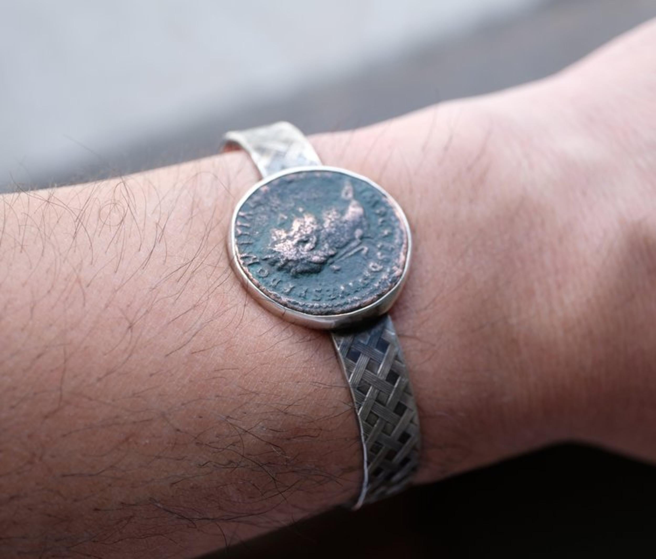 Viene fornito un certificato che garantisce l'autenticità e fornisce informazioni di base (elencate di seguito) sulla moneta acquistata.

Si tratta di un fantastico bracciale, accuratamente incastonato in argento sterling. 

La grande moneta di