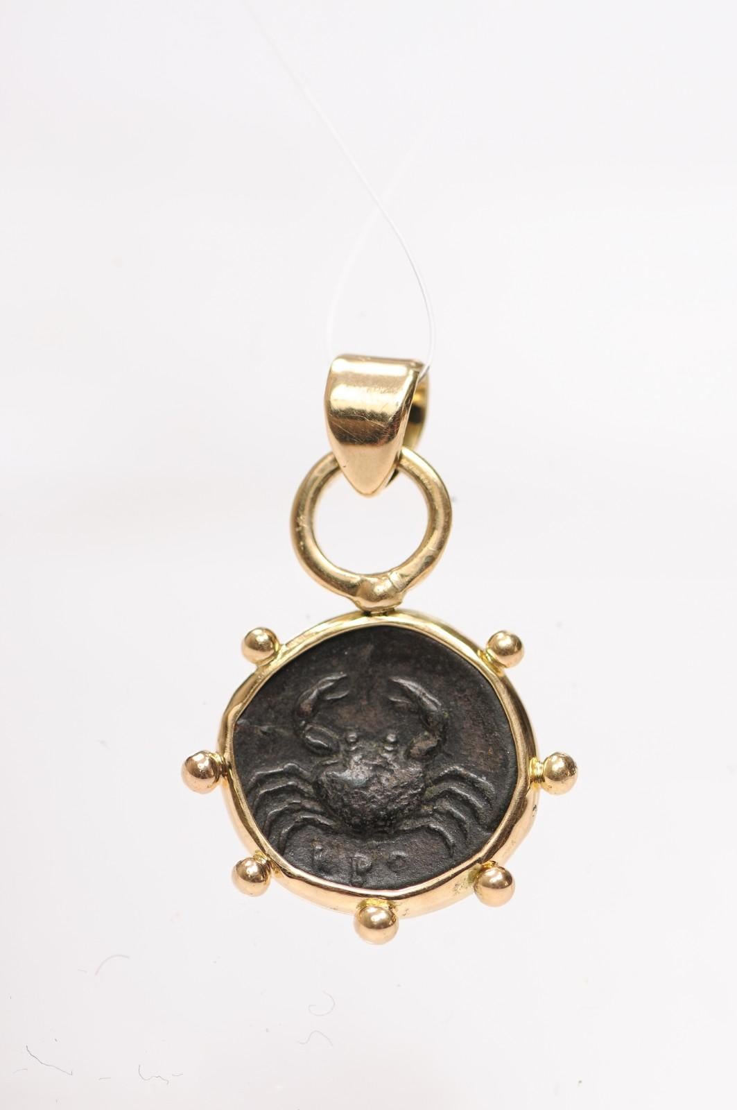 Una moneta di bronzo proveniente da Bruttium, Kroton, (l'attuale Italia) intorno al 350-300 a.C.. Sul dritto, la testa di Eracle, rivolta verso destra, indossa un copricapo di pelle di leone. Sul retro, un granchio con la scritta 