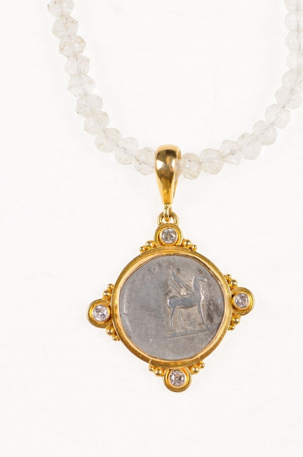 Une authentique pièce d'argent Denarius de l'Empire romain, Domitien (vers 81-96 ADS), frappée à Rome, sertie dans un chaton en or 22k personnalisé avec une attache en or 22k avec des perles en or et des accents de diamants en quatre points.