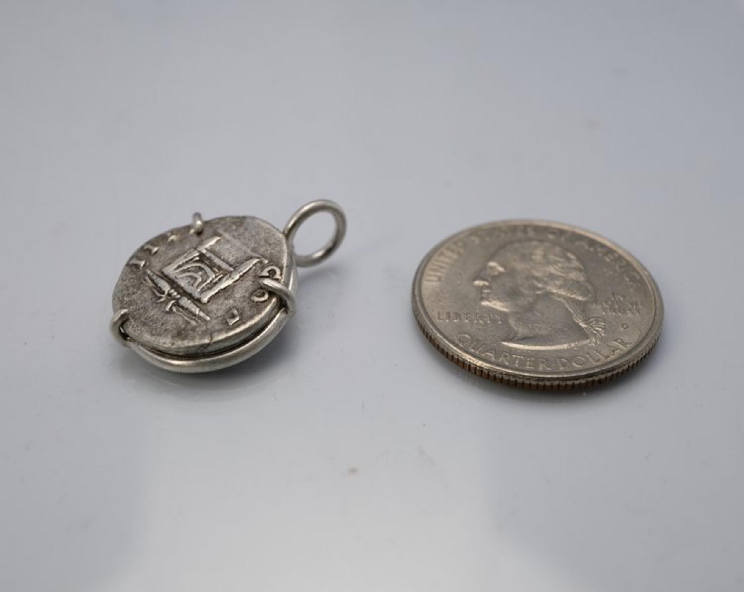 Roman Coin Pendant: Altar and Thunderbolt, 2nd Century AD (Antoninus Pius) In New Condition In Chicago, IL