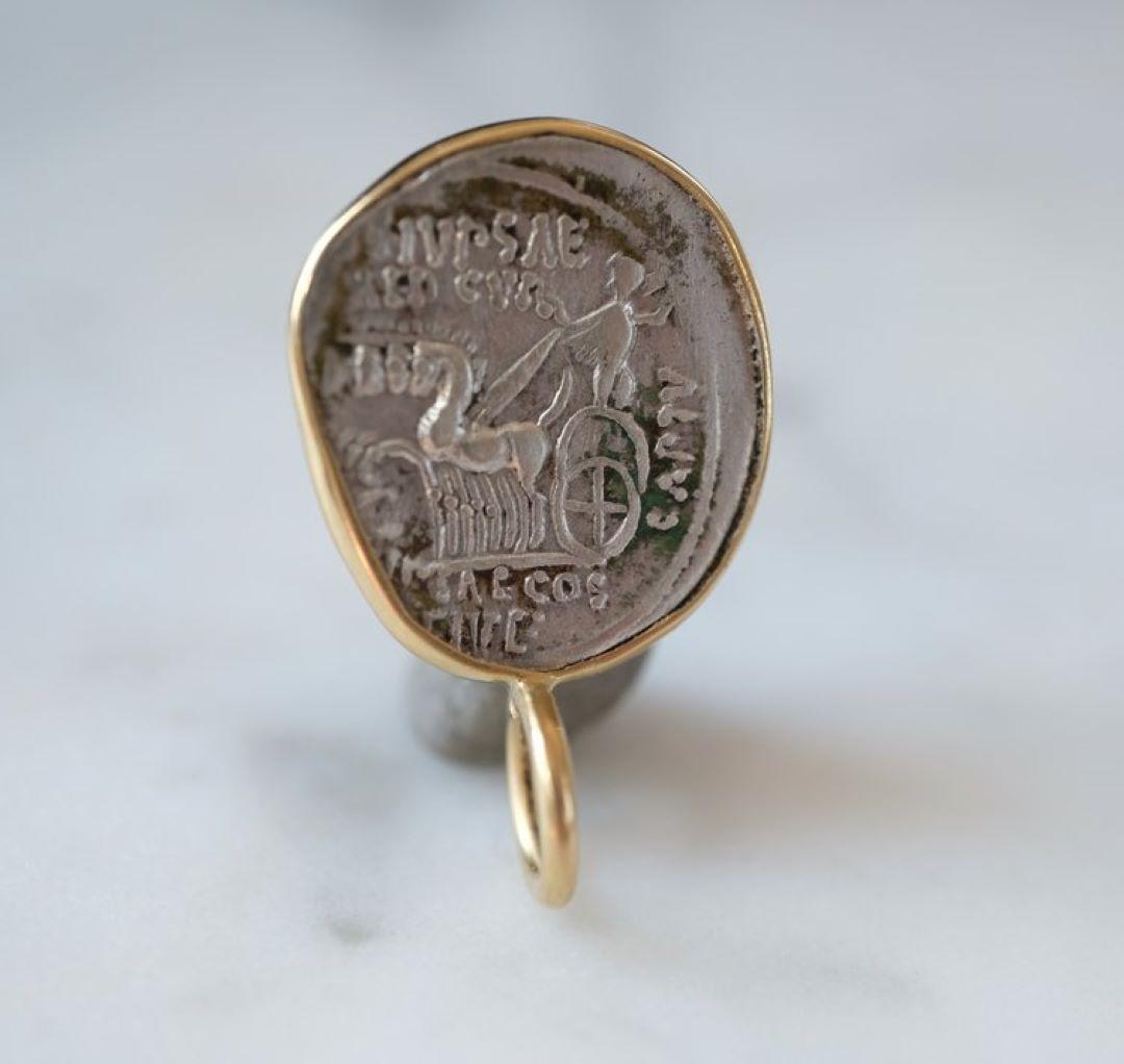 Dettagliata e impressionante moneta romana antica che mostra papavero e grano. 

Per apprezzare le dimensioni del ciondolo, il rilievo della moneta e la forma della cauzione, guarda la foto che mostra la moneta accanto a un quarto di dollaro