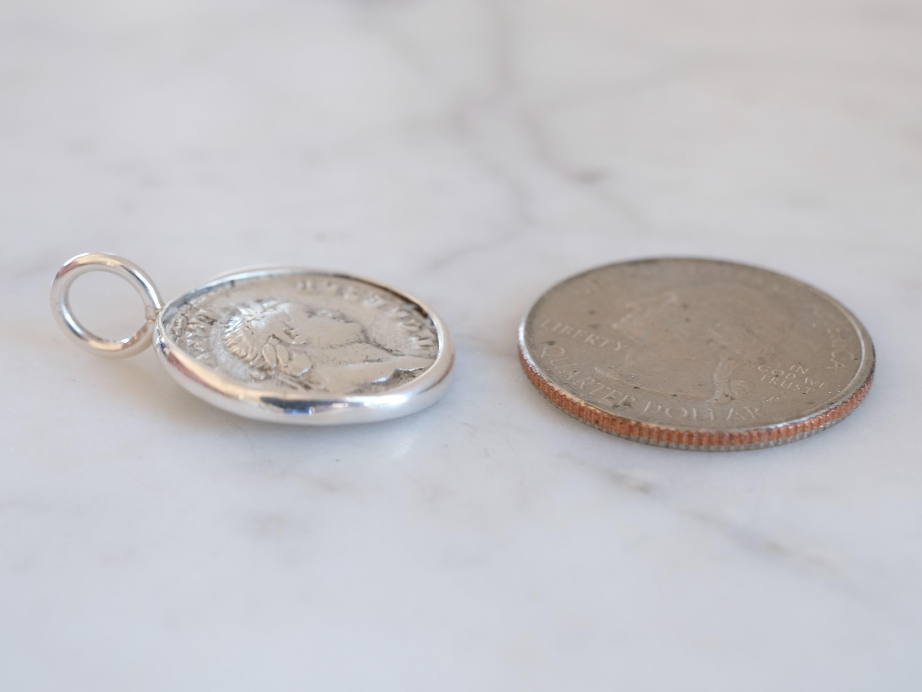 Pendentif de pièce de monnaie romaine : Pax et empereur, 1e siècle après J.-C. (Venise) Neuf - En vente à Chicago, IL