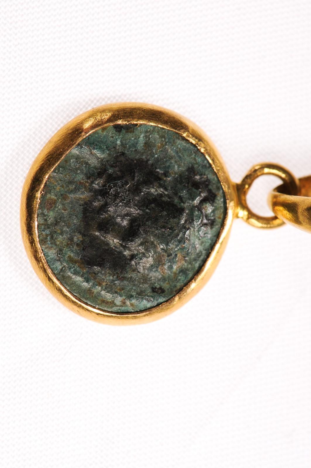 Collier de pièces romaines et de pyrite (pendant uniquement) Pour femmes en vente