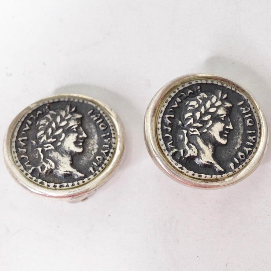 Diese Ohrstecker mit römischen Münzen aus den 1980er Jahren sind die perfekte Ergänzung für Ihre Schmucksammlung! Klassische Ohrstecker aus 925er Silber mit Clip-on-Stil und römischem Münzmotiv. Diese Ohrringe sind so einzigartig und raffiniert! Mit