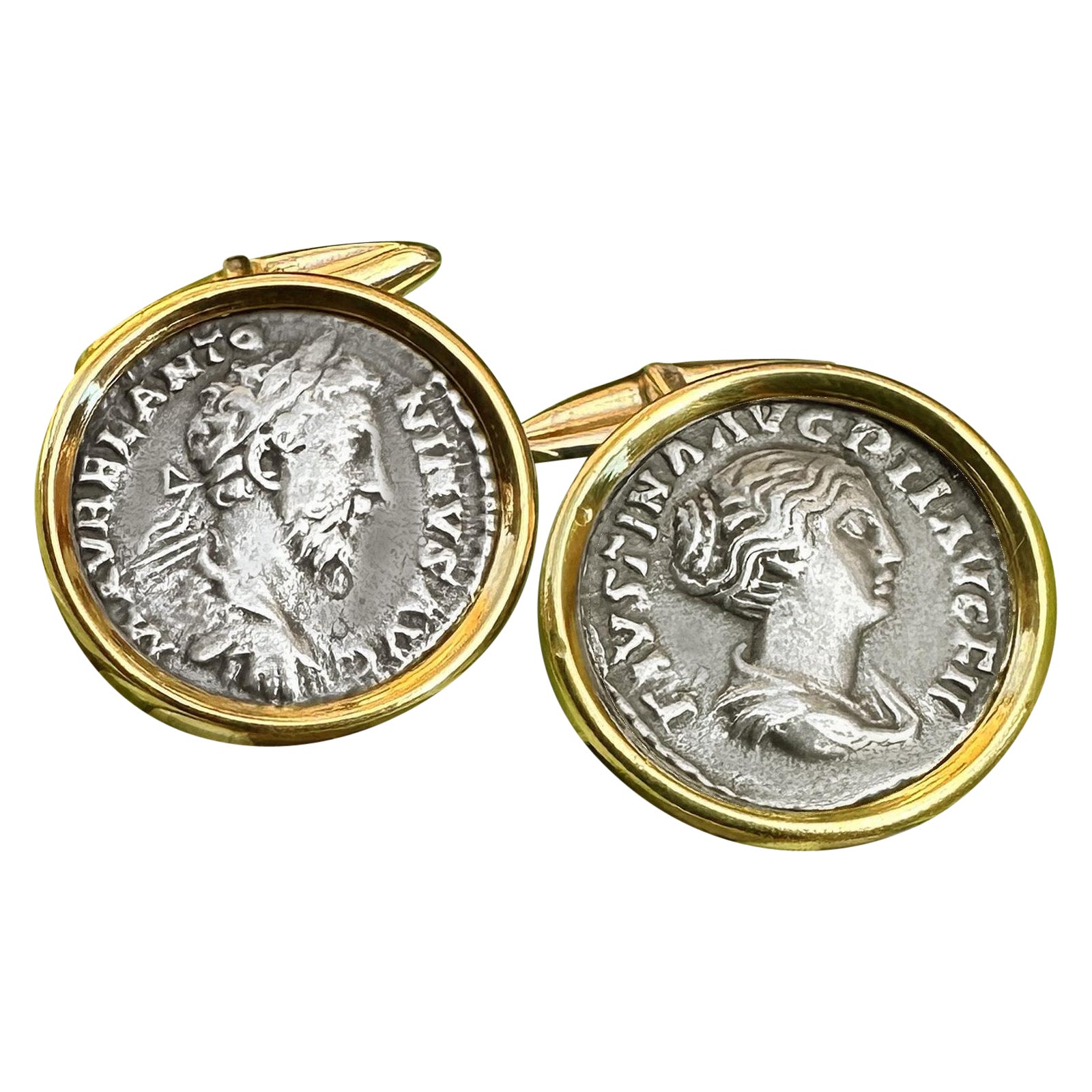 Gemelli in oro 18kt con monete romane raffiguranti Marco Aurelio e sua moglie Faustina