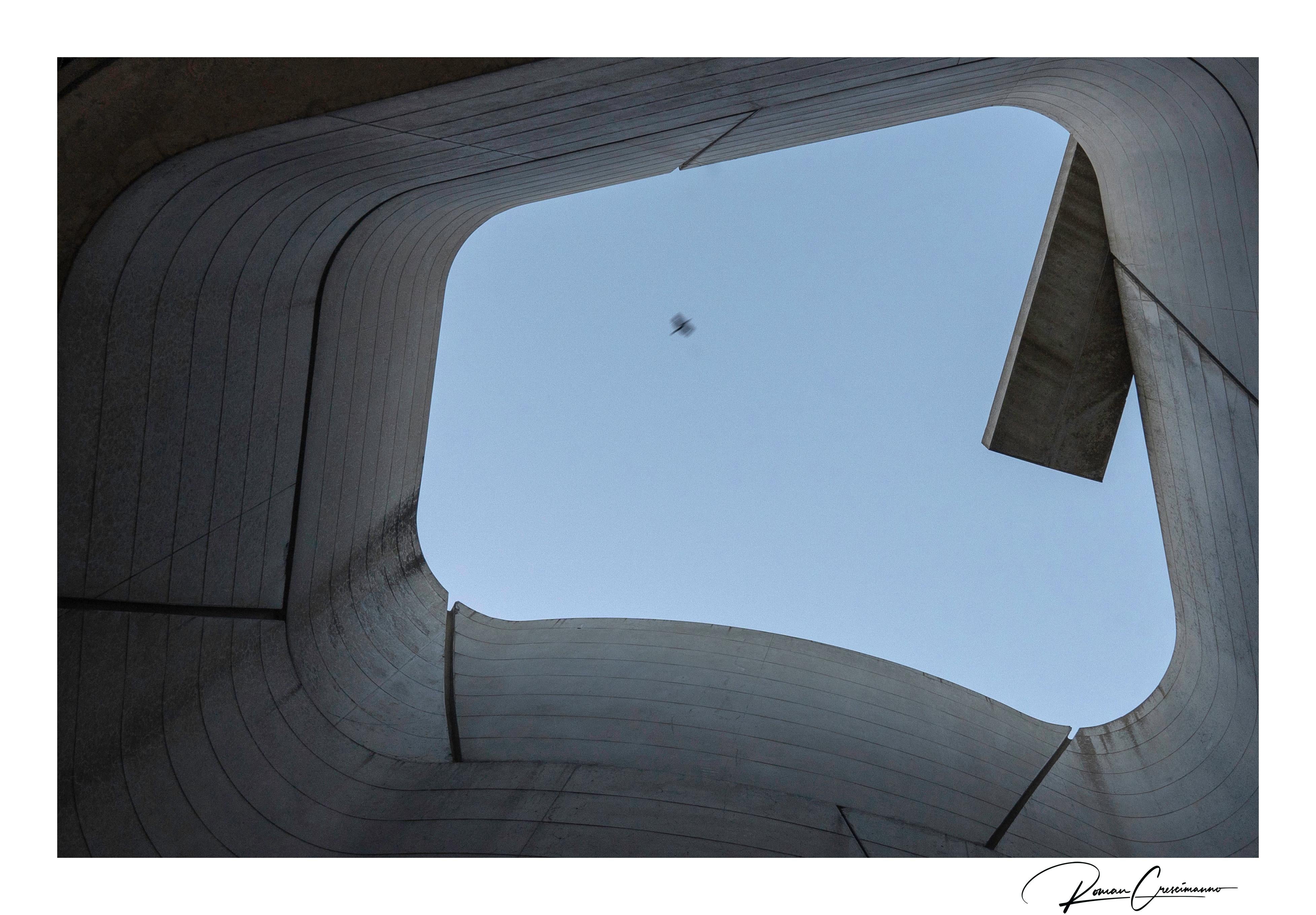 Escape arquitectónico Fotografía original enmarcada y firmada por Roman Crescimanno en venta 1