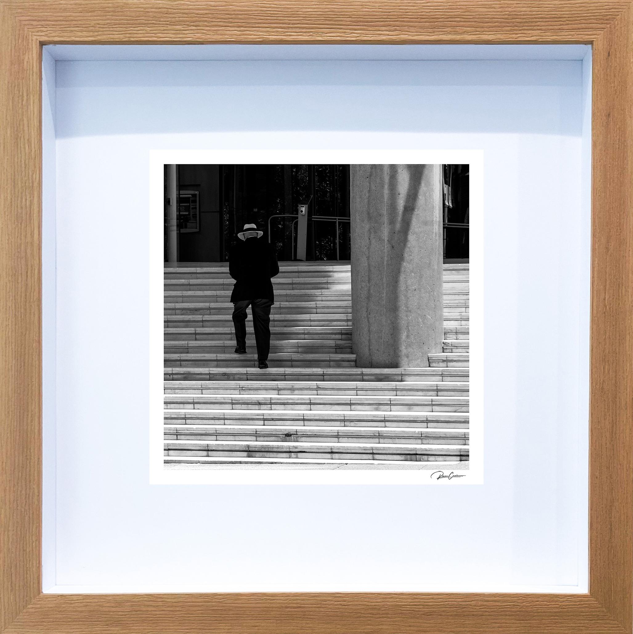 "Enigmatic Gentleman" fotografia originale incorniciata e firmata di Roman Crescimanno
