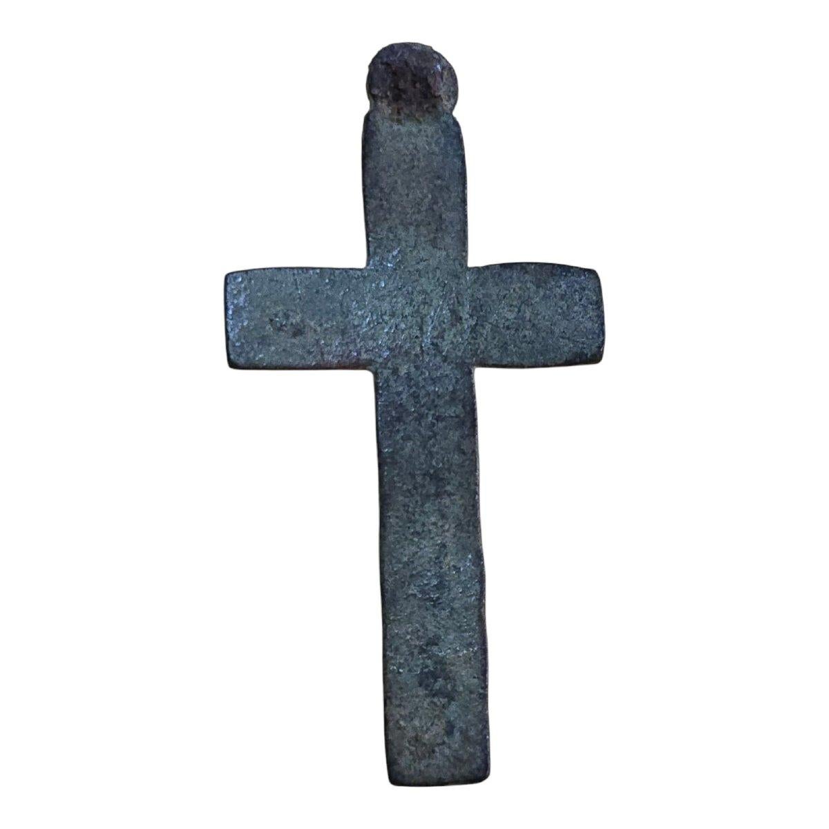 Une extraordinaire croix romaine datant des environs du IVe siècle ADS, correspondant à la période de l'Empire romain tardif et aux débuts du christianisme officiel après l'édit de Milan (313 AD). Cette pièce présente une belle patine verdâtre,