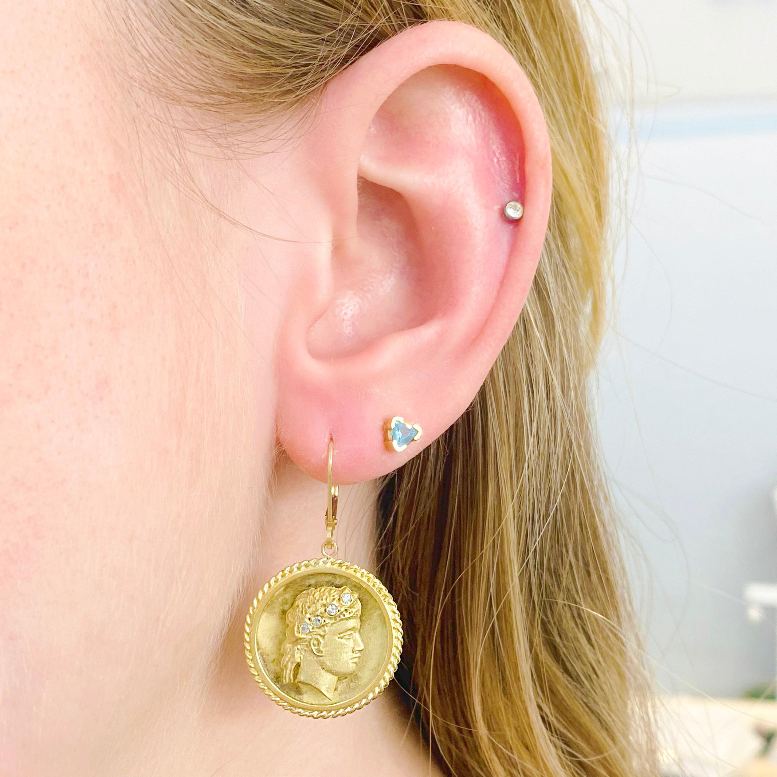 Taille ronde Boucles d'oreilles pendantes en diamant romain avec 8 diamants accentués en vente