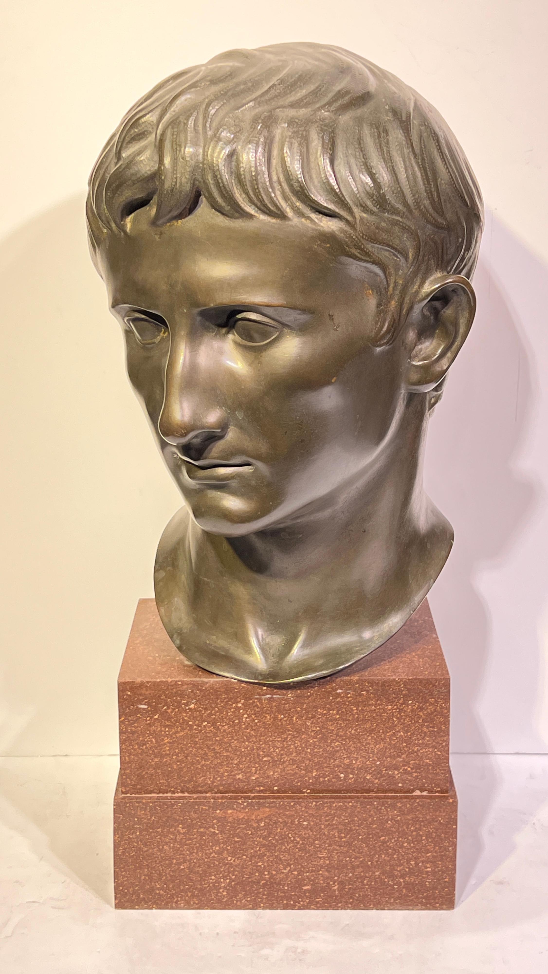 Italiano Grande scultura in bronzo e granito dell'imperatore romano Augusto in vendita
