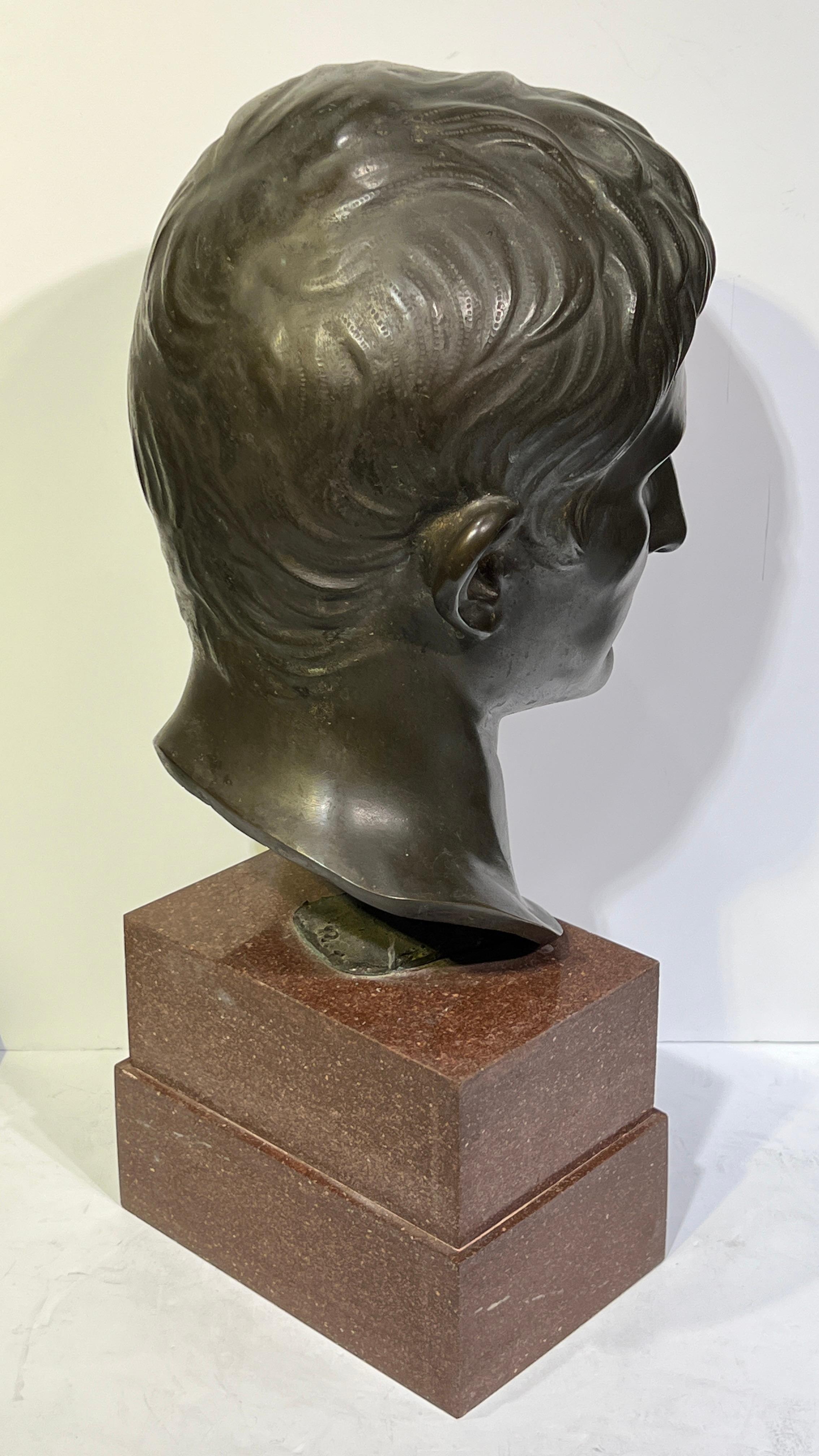 Grande scultura in bronzo e granito dell'imperatore romano Augusto In condizioni buone in vendita a New York, NY