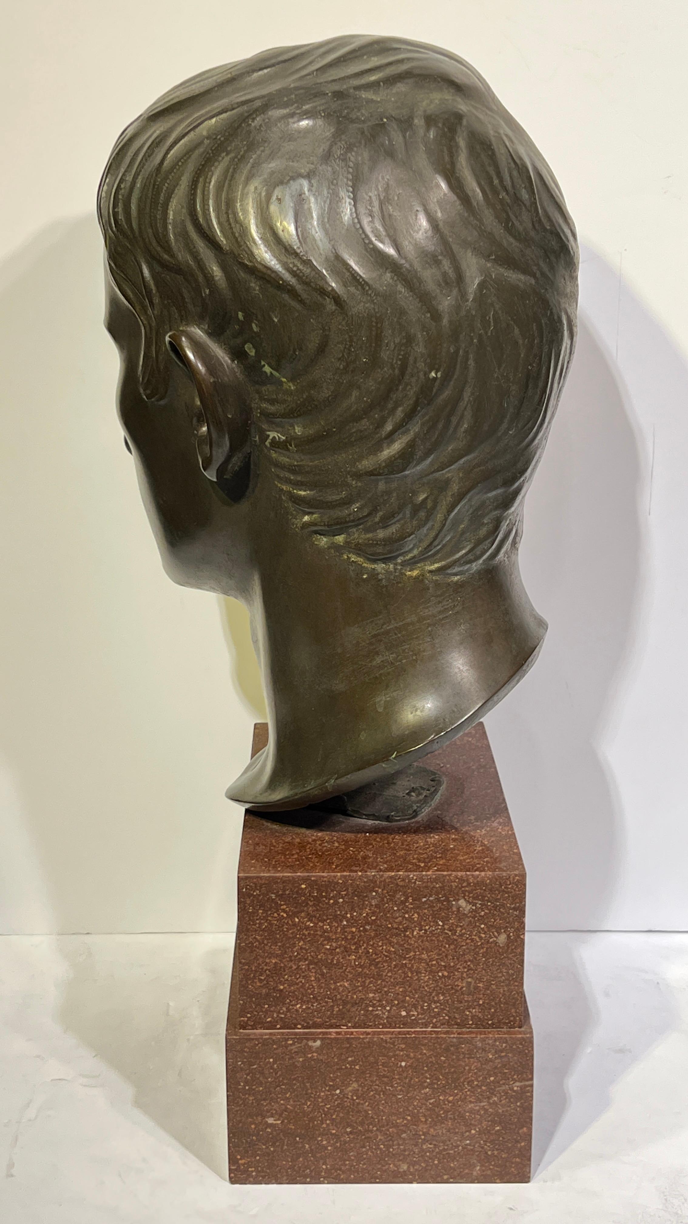 Bronzo Grande scultura in bronzo e granito dell'imperatore romano Augusto in vendita